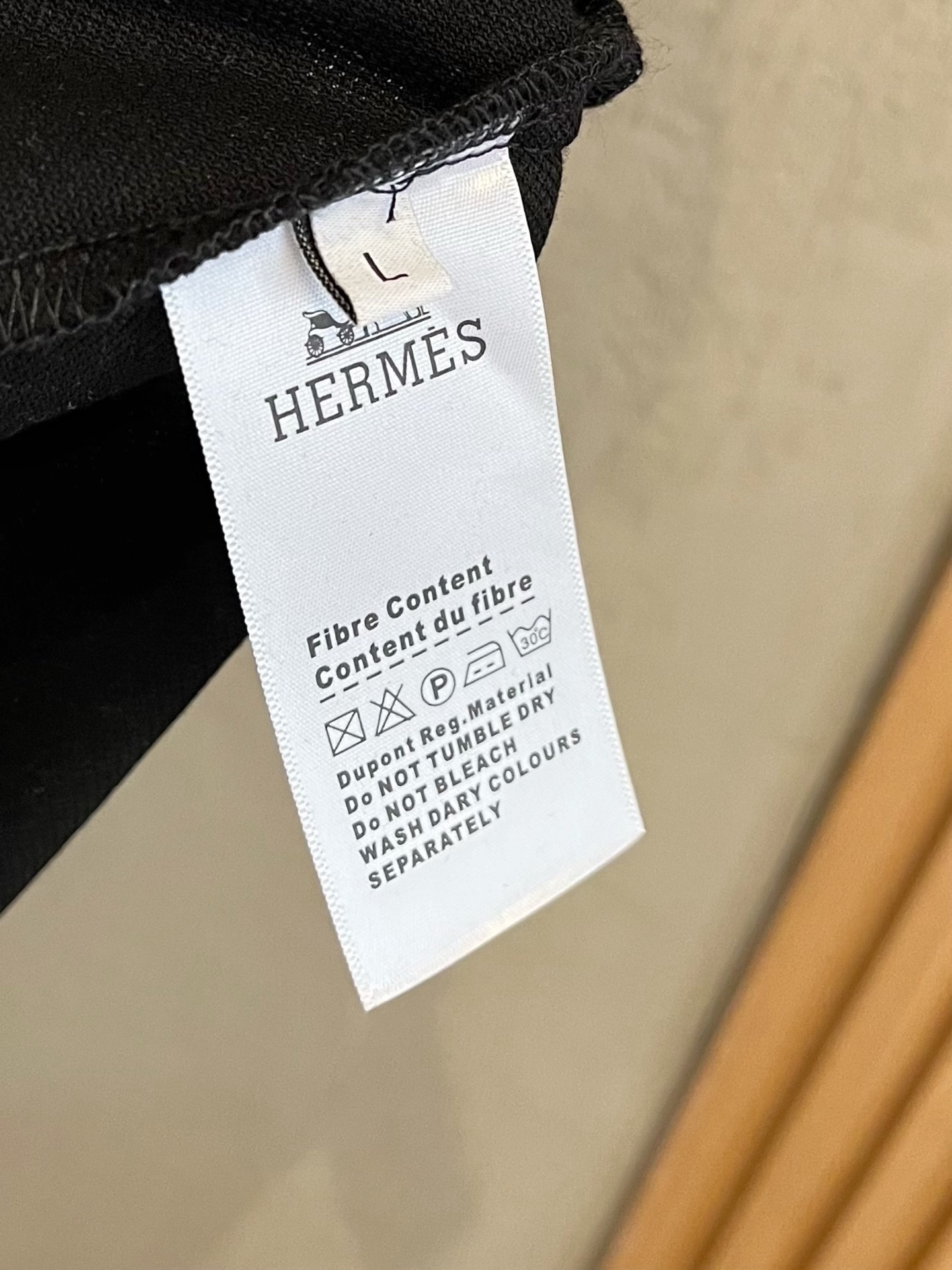    爱马仕 2025春夏新款男士标识短袖Polo衫，延续经典商务休闲翻领POLO恤.该款Polo衫采用