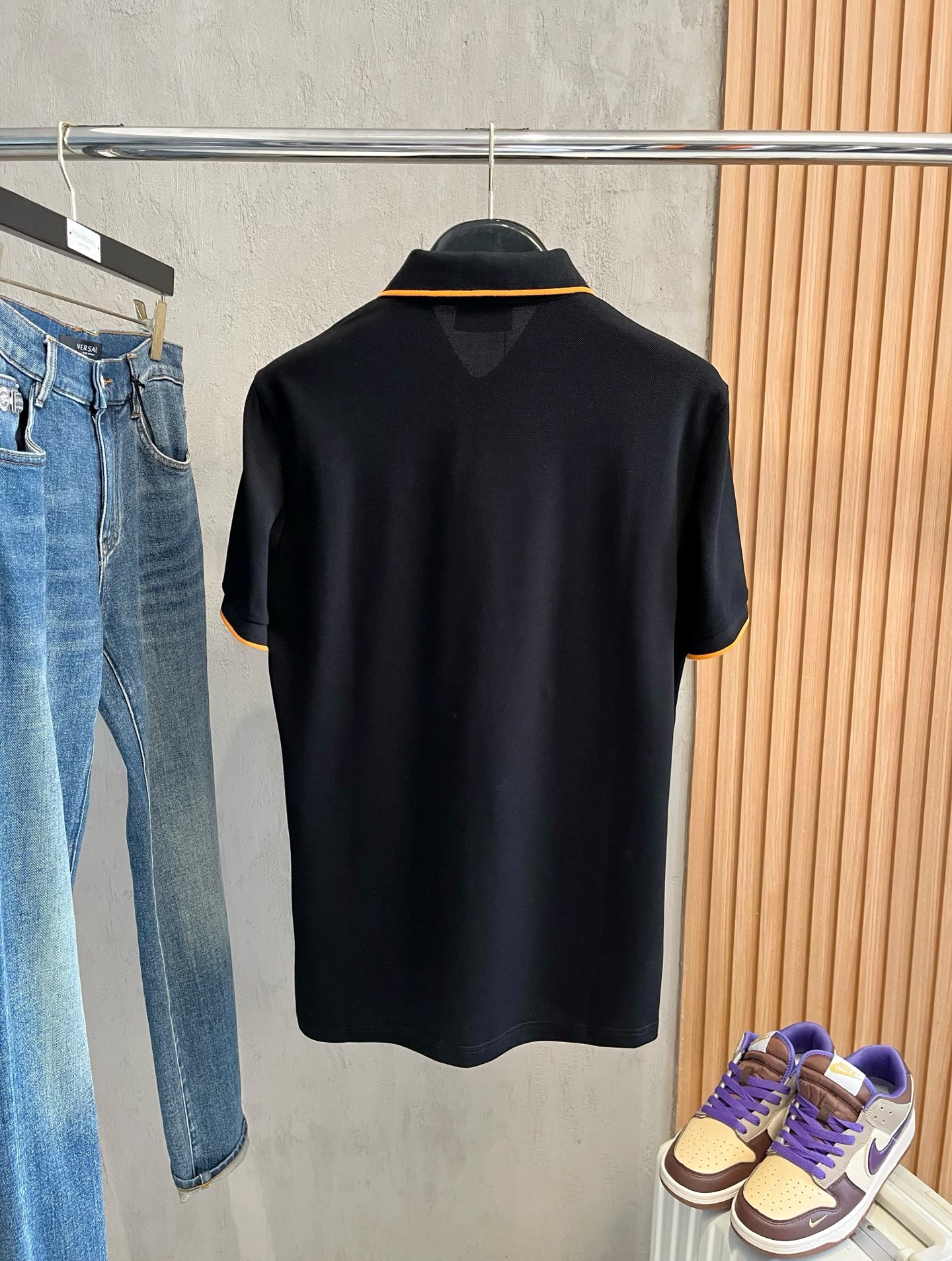    爱马仕 2025春夏新款男士标识短袖Polo衫，延续经典商务休闲翻领POLO恤.该款Polo衫采用