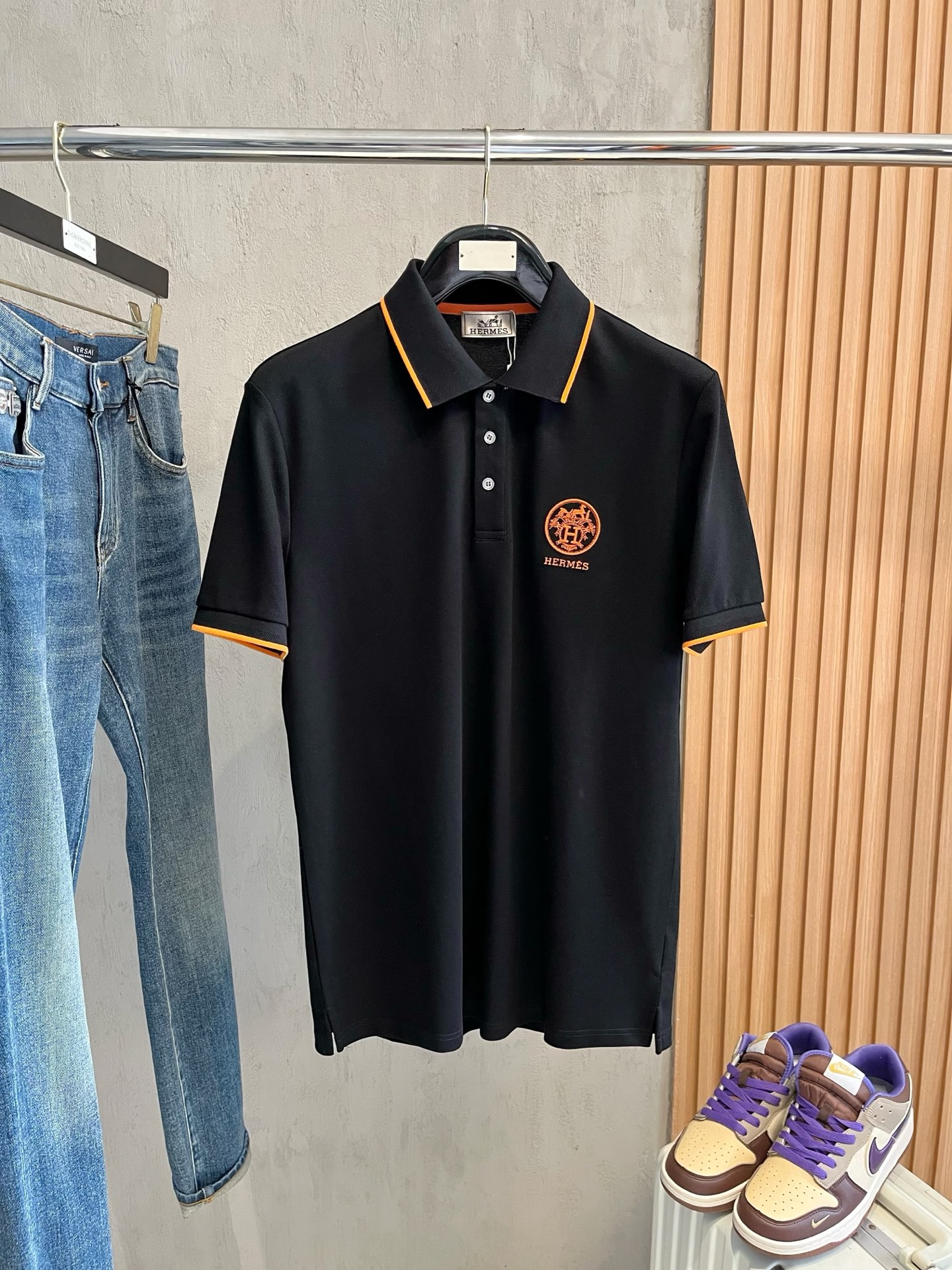    爱马仕 2025春夏新款男士标识短袖Polo衫，延续经典商务休闲翻领POLO恤.该款Polo衫采用