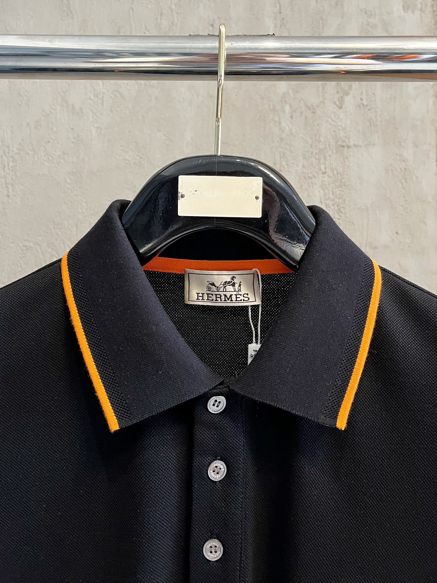    爱马仕 2025春夏新款男士标识短袖Polo衫，延续经典商务休闲翻领POLO恤.该款Polo衫采用