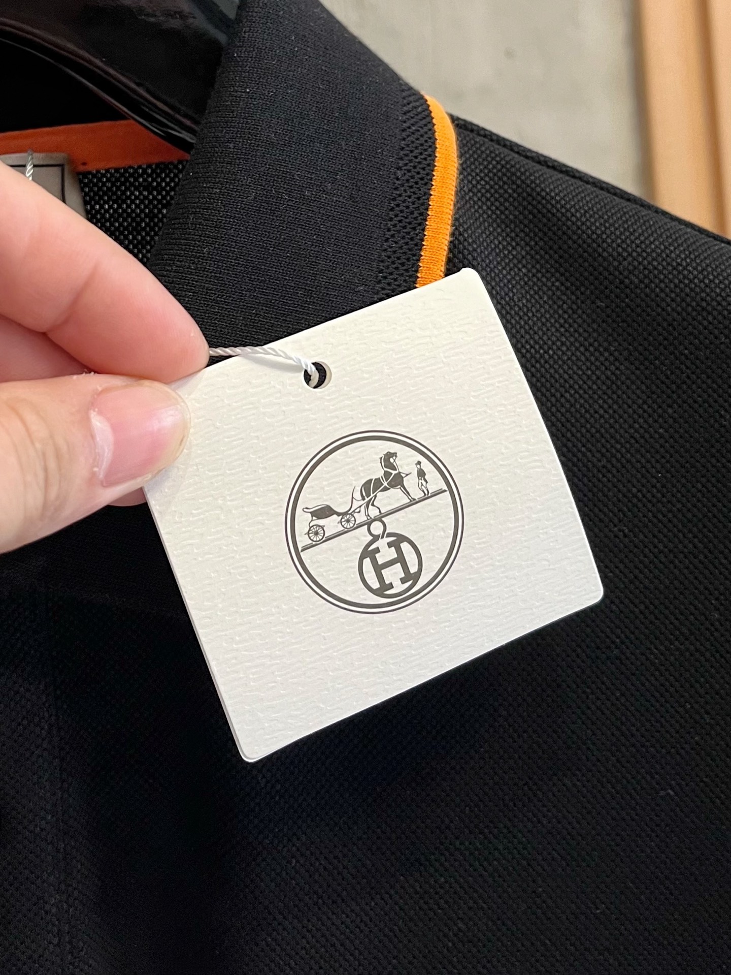    爱马仕 2025春夏新款男士标识短袖Polo衫，延续经典商务休闲翻领POLO恤.该款Polo衫采用