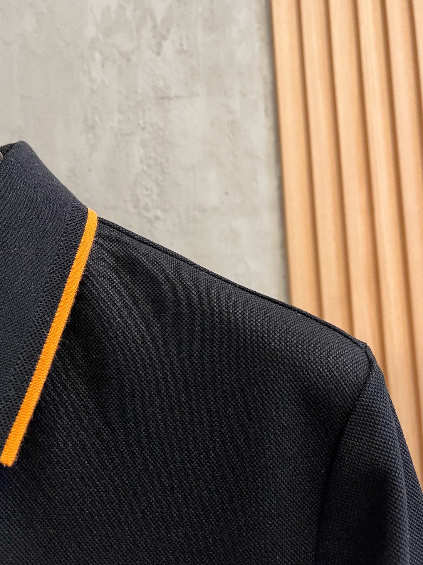    爱马仕 2025春夏新款男士标识短袖Polo衫，延续经典商务休闲翻领POLO恤.该款Polo衫采用