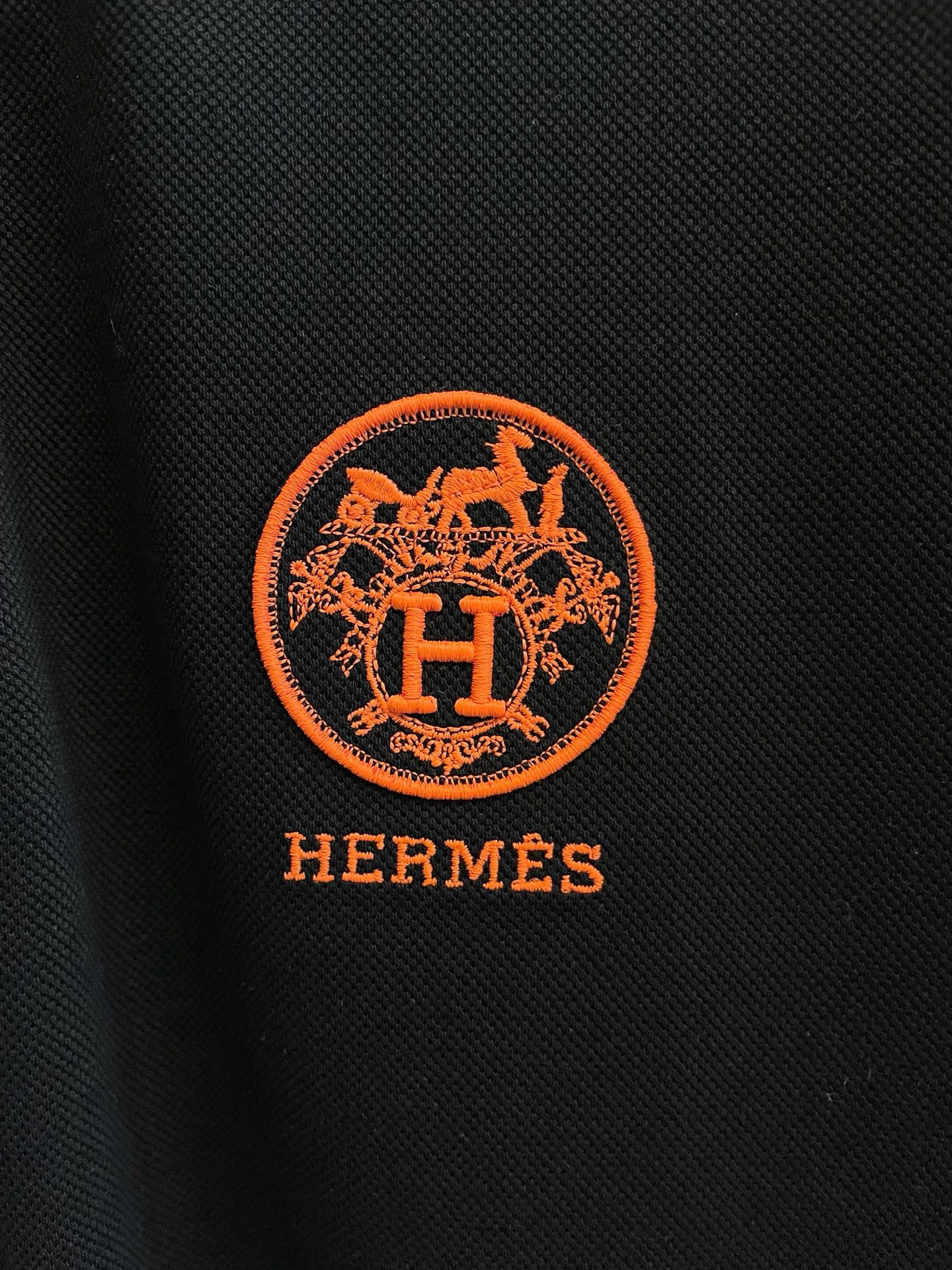    爱马仕 2025春夏新款男士标识短袖Polo衫，延续经典商务休闲翻领POLO恤.该款Polo衫采用