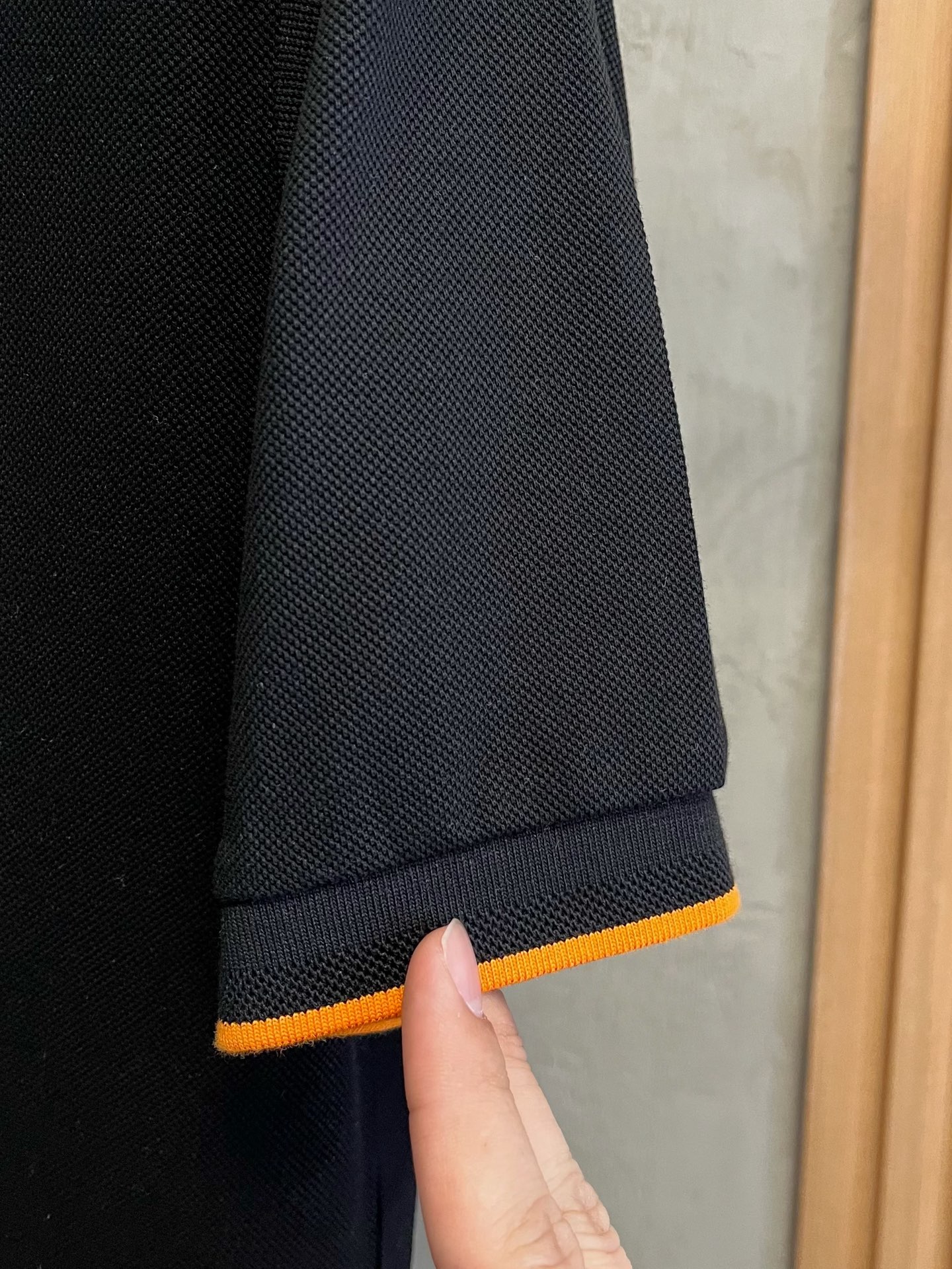    爱马仕 2025春夏新款男士标识短袖Polo衫，延续经典商务休闲翻领POLO恤.该款Polo衫采用