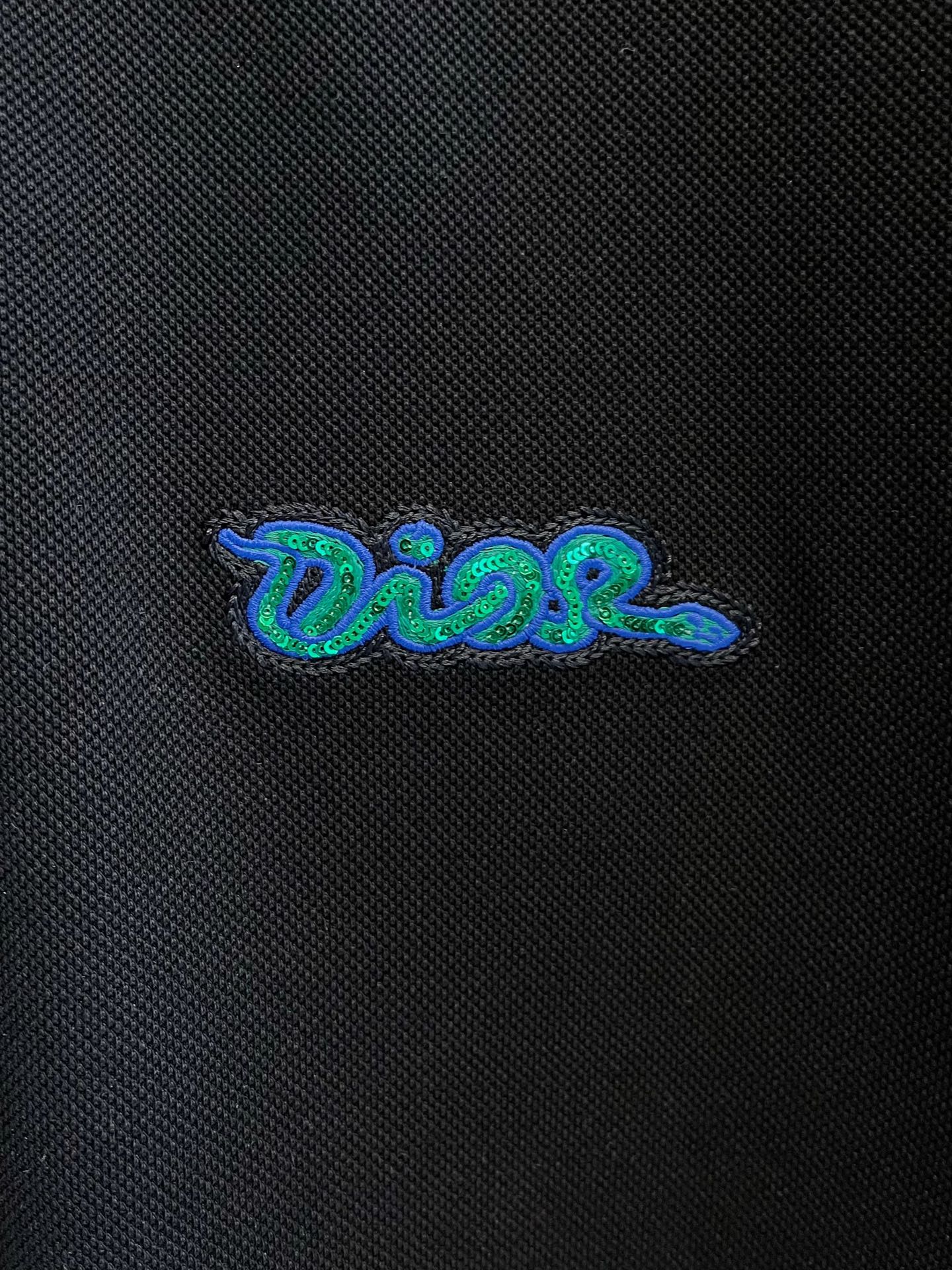    迪奥 2025春夏新款男士标识短袖Polo衫，延续经典商务休闲翻领POLO恤.该款Polo衫采用丝