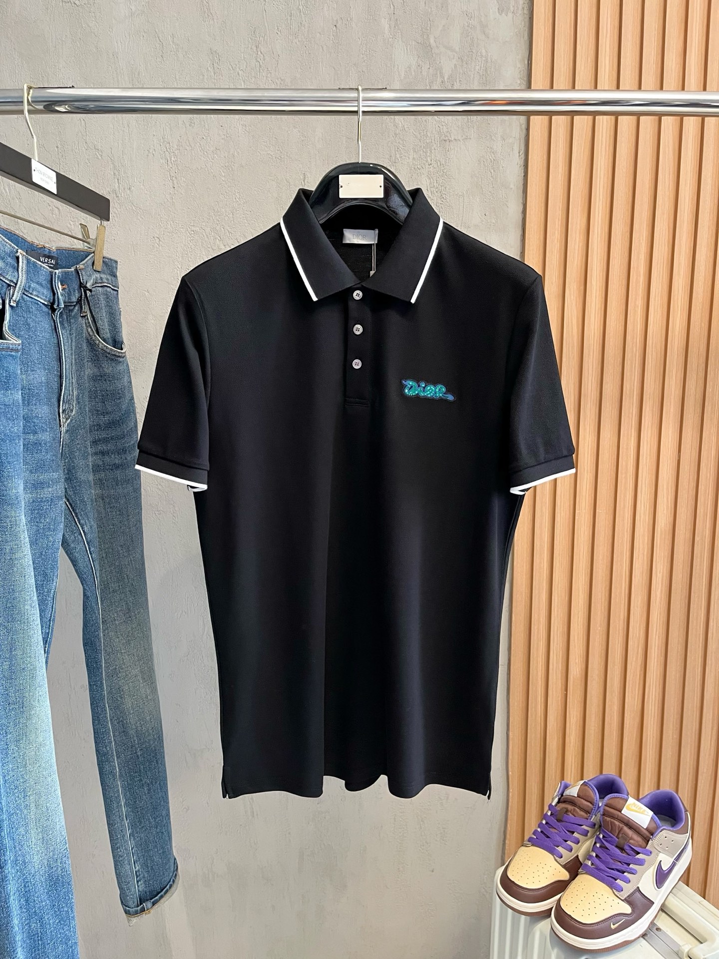    迪奥 2025春夏新款男士标识短袖Polo衫，延续经典商务休闲翻领POLO恤.该款Polo衫采用丝