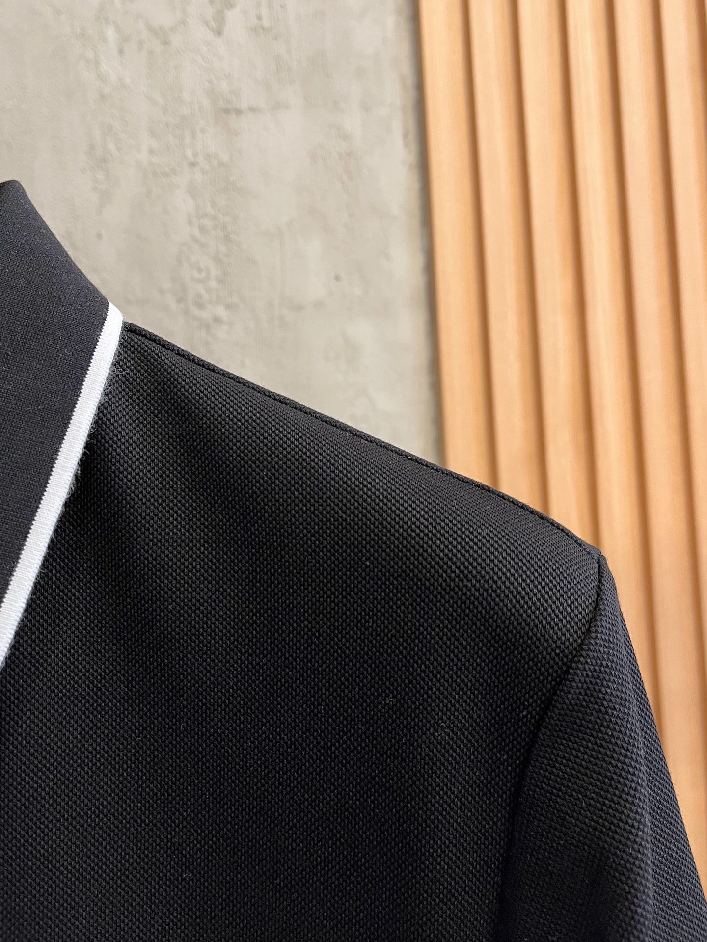    迪奥 2025春夏新款男士标识短袖Polo衫，延续经典商务休闲翻领POLO恤.该款Polo衫采用丝