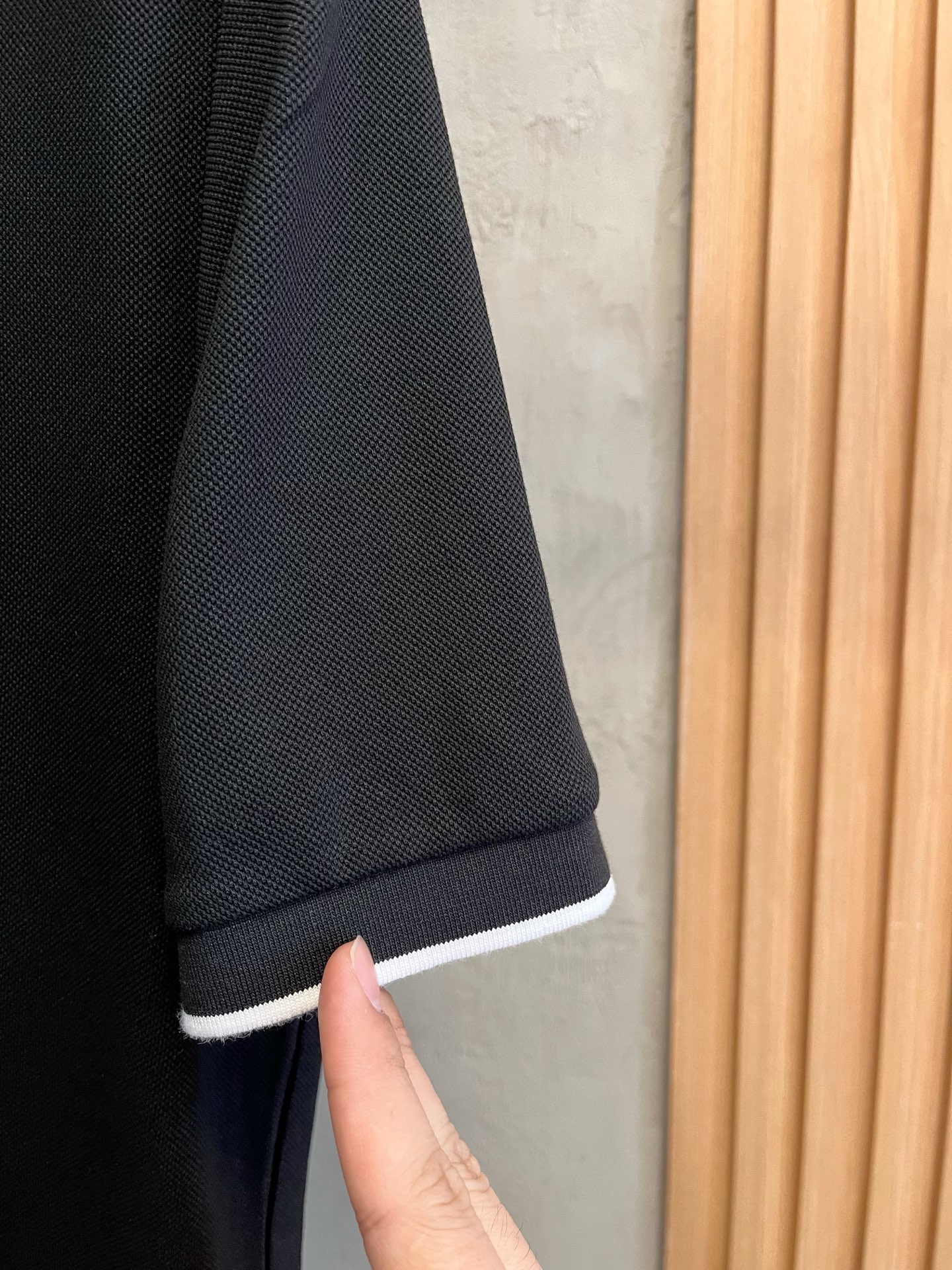    迪奥 2025春夏新款男士标识短袖Polo衫，延续经典商务休闲翻领POLO恤.该款Polo衫采用丝