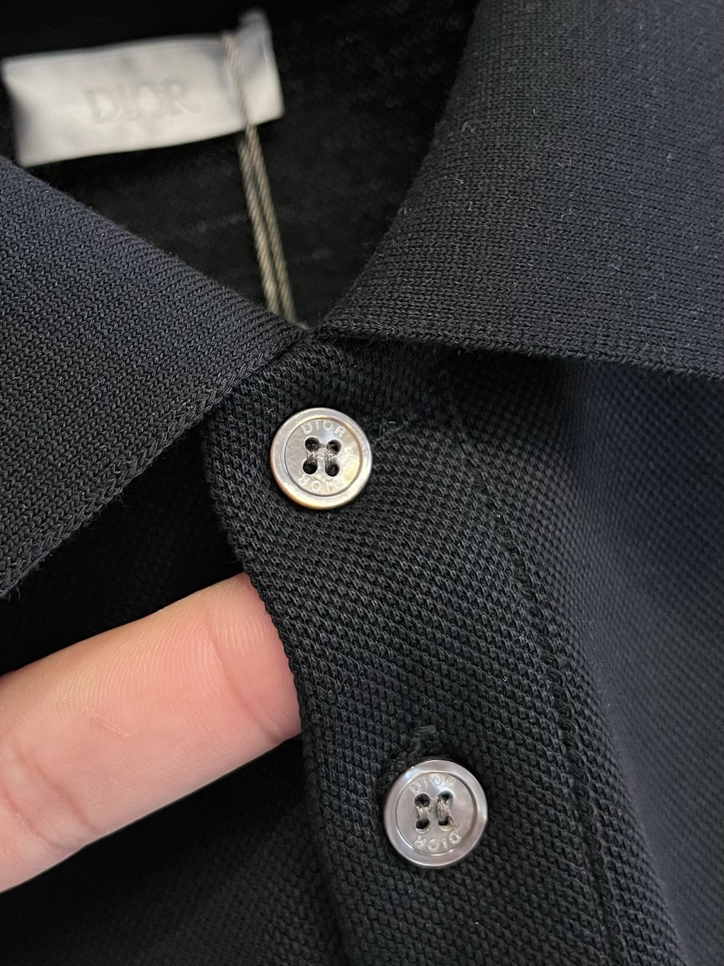    迪奥 2025春夏新款男士标识短袖Polo衫，延续经典商务休闲翻领POLO恤.该款Polo衫采用丝