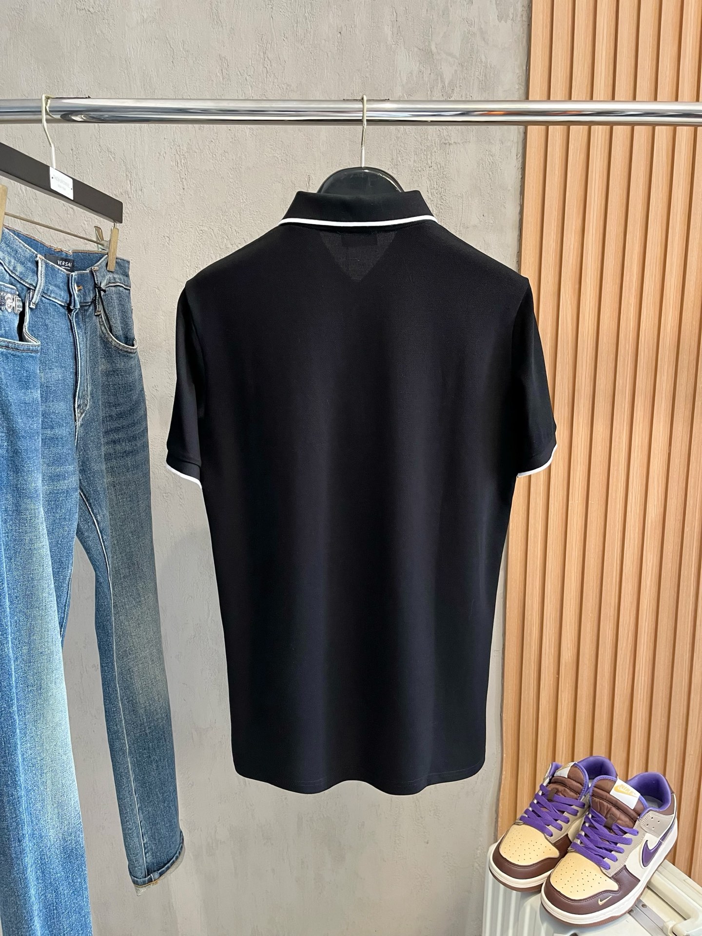    迪奥 2025春夏新款男士标识短袖Polo衫，延续经典商务休闲翻领POLO恤.该款Polo衫采用丝