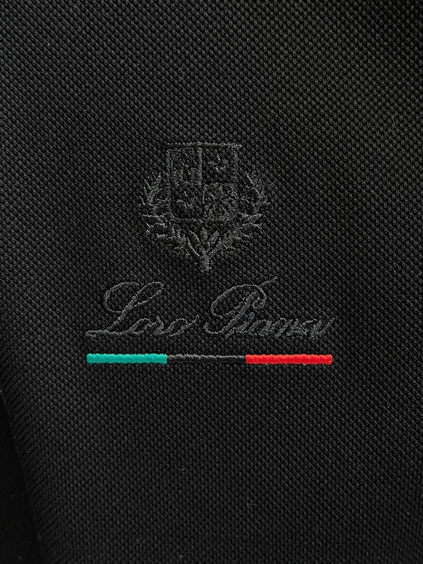    lP🆕 春夏新款男士标识短袖Polo衫，延续经典商务休闲翻领POLO恤.该款Polo衫采用丝光双面