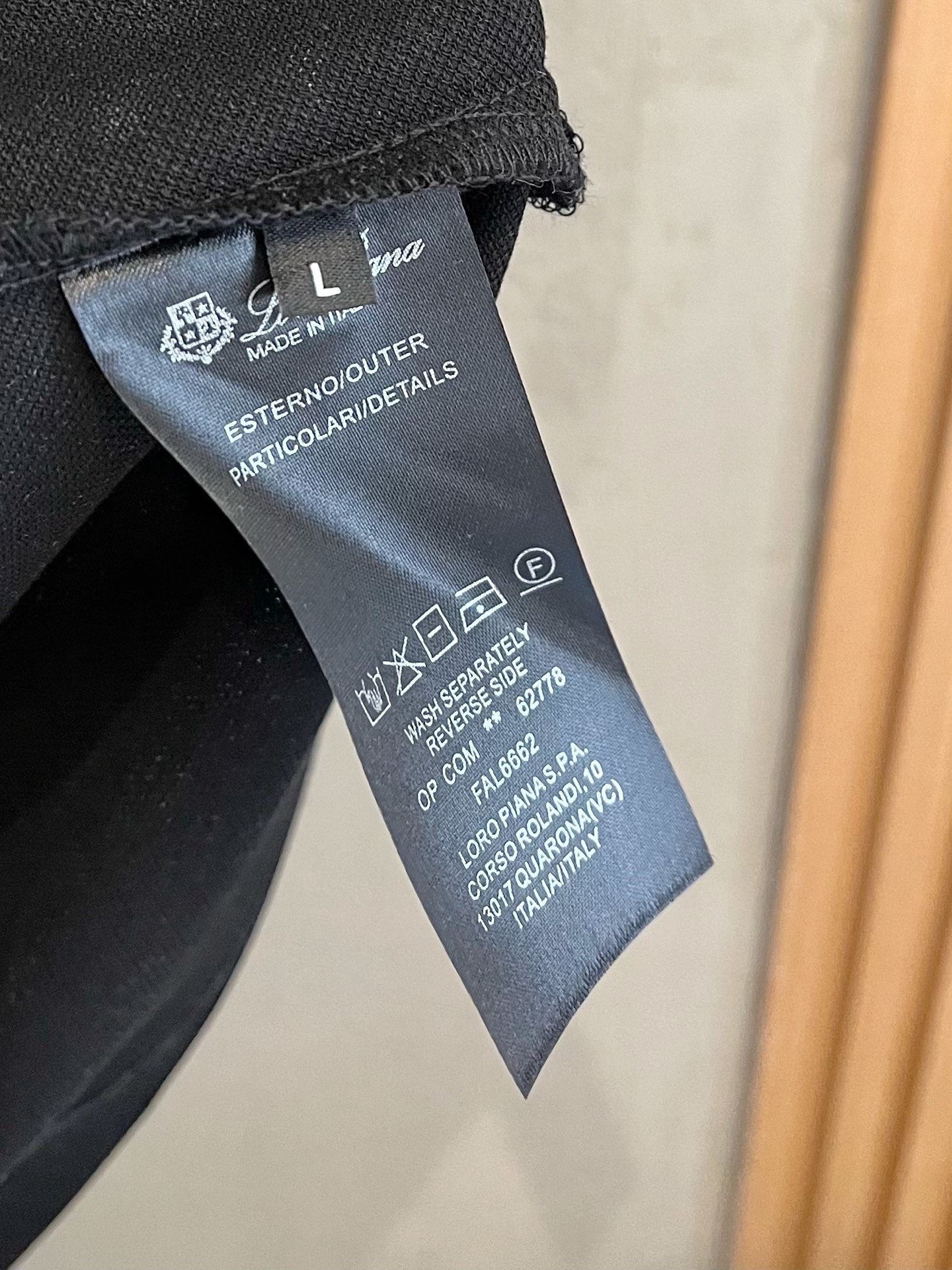    lP🆕 春夏新款男士标识短袖Polo衫，延续经典商务休闲翻领POLO恤.该款Polo衫采用丝光双面