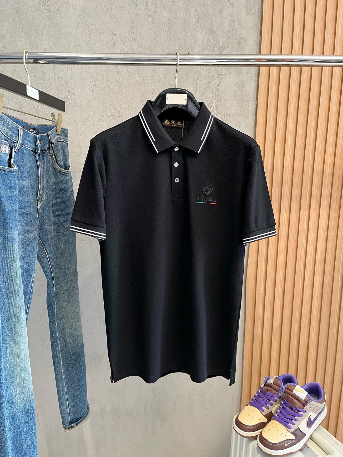    lP🆕 春夏新款男士标识短袖Polo衫，延续经典商务休闲翻领POLO恤.该款Polo衫采用丝光双面