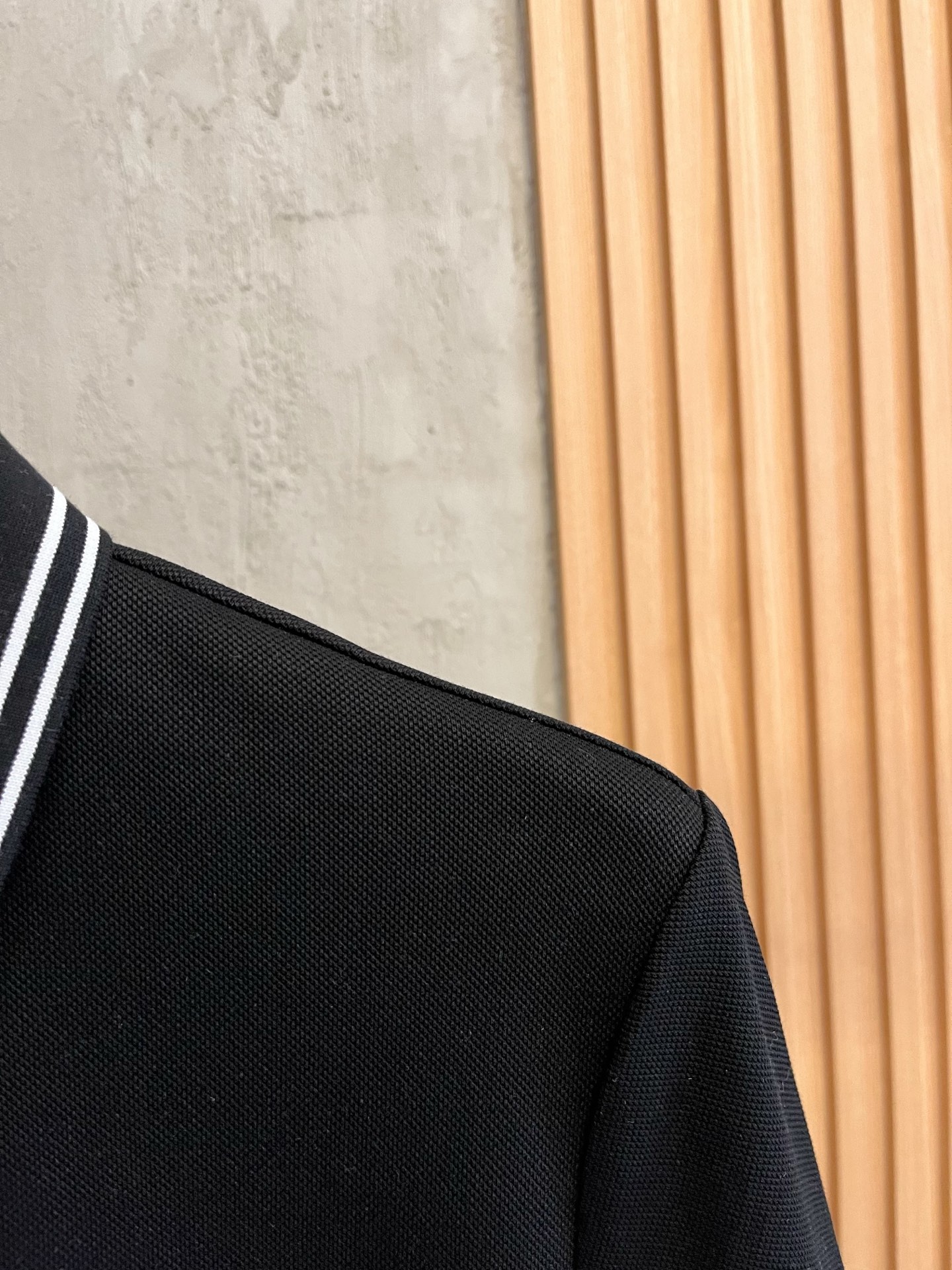    lP🆕 春夏新款男士标识短袖Polo衫，延续经典商务休闲翻领POLO恤.该款Polo衫采用丝光双面