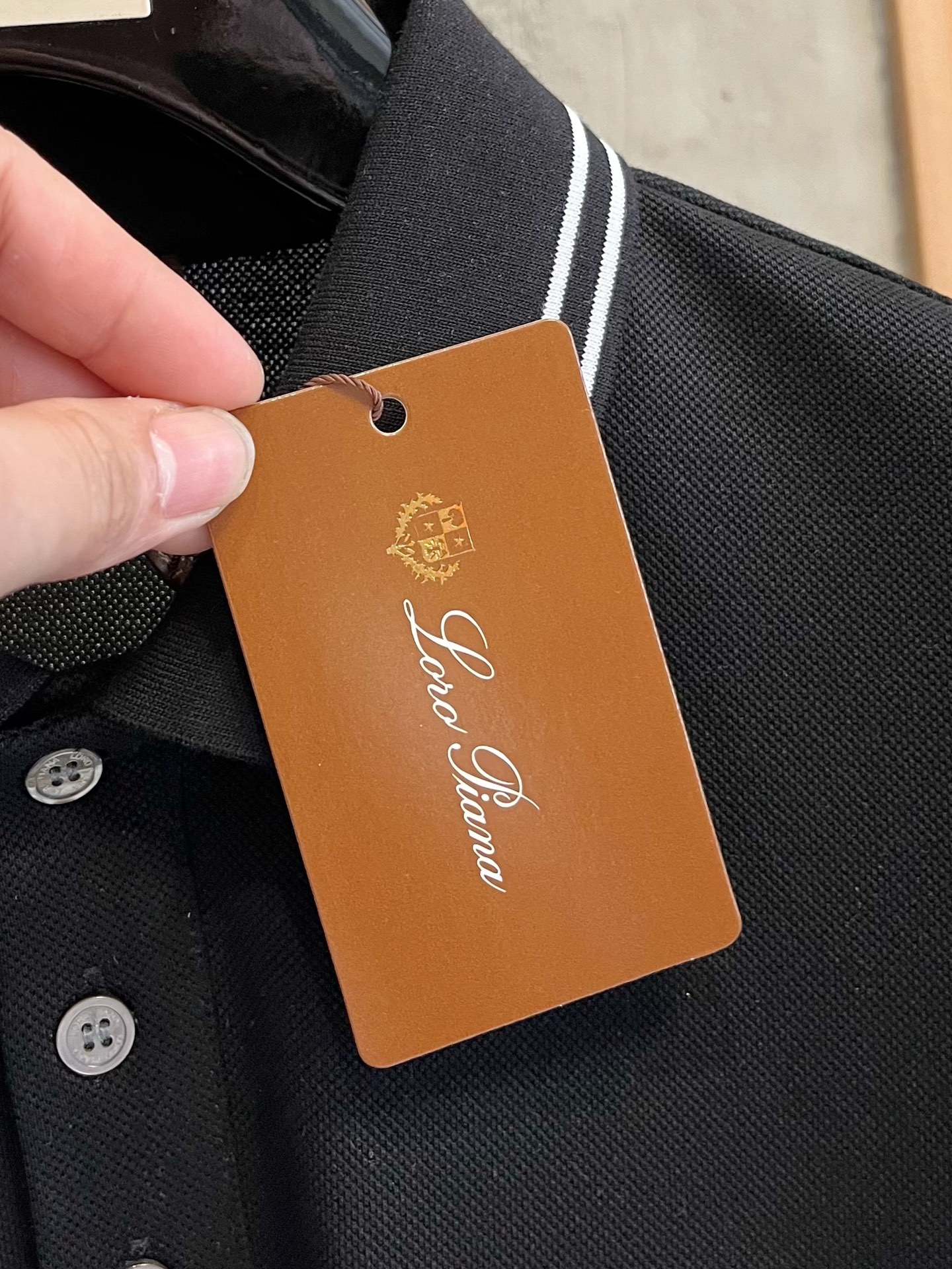    lP🆕 春夏新款男士标识短袖Polo衫，延续经典商务休闲翻领POLO恤.该款Polo衫采用丝光双面