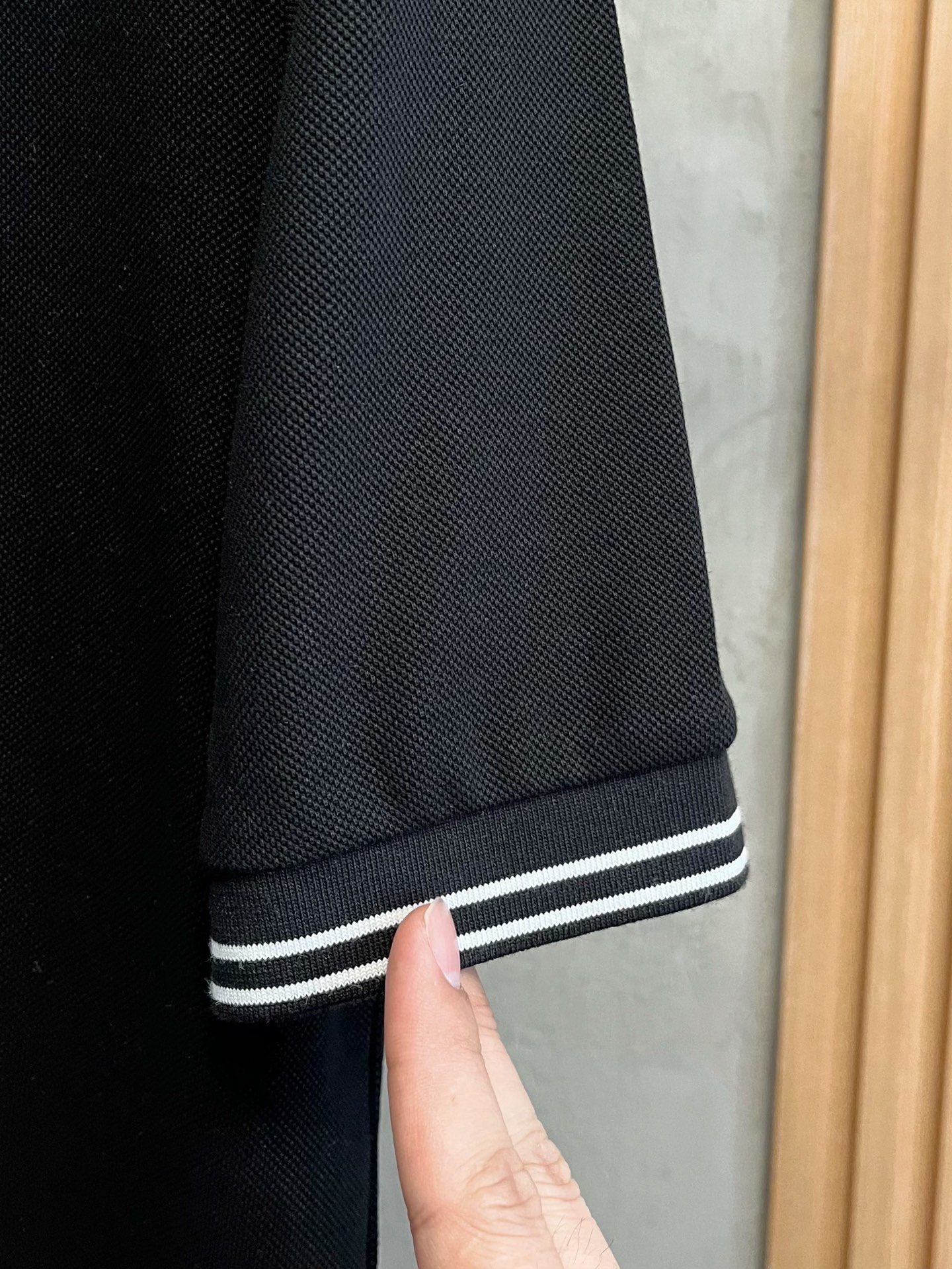    lP🆕 春夏新款男士标识短袖Polo衫，延续经典商务休闲翻领POLO恤.该款Polo衫采用丝光双面