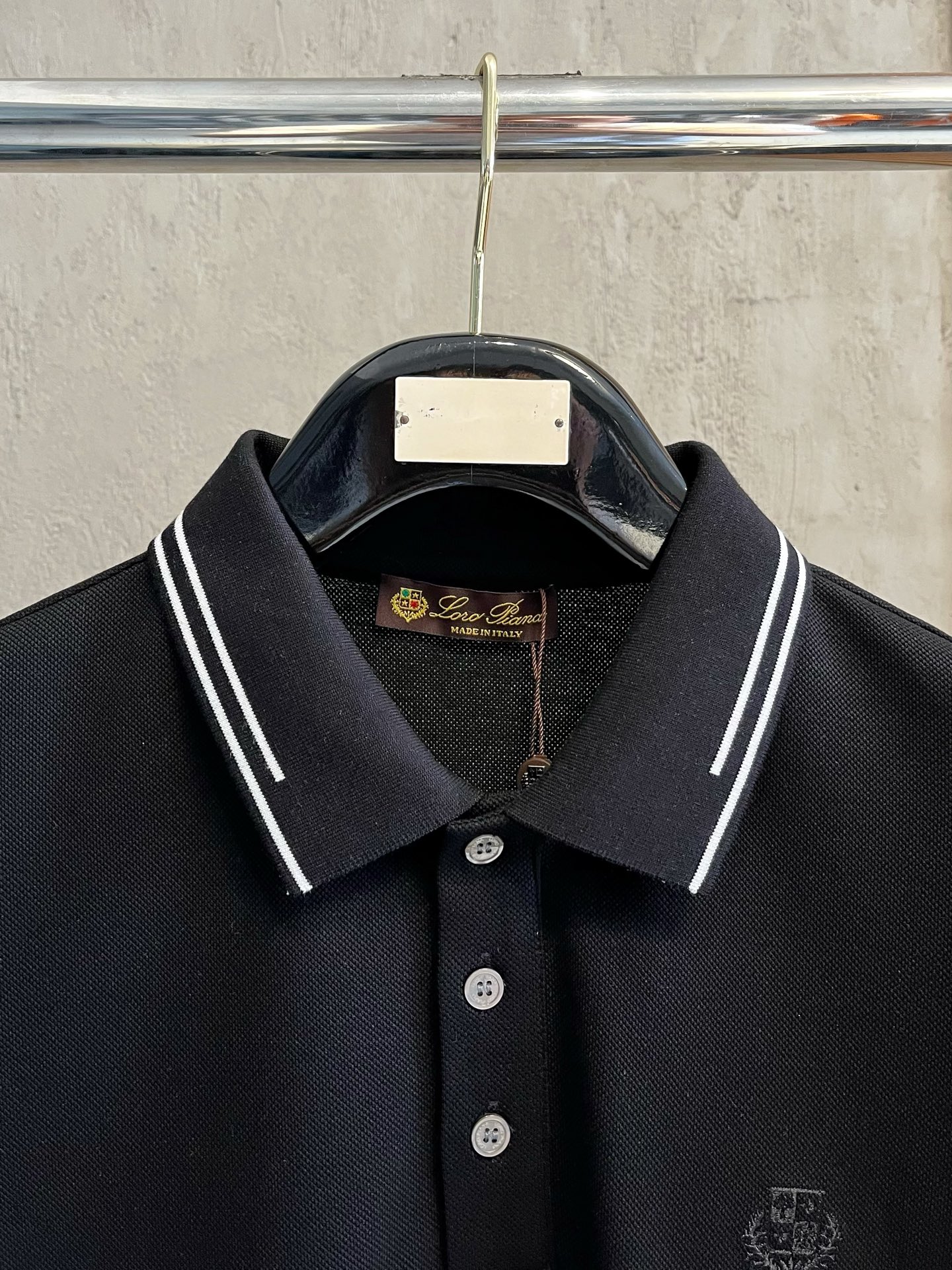    lP🆕 春夏新款男士标识短袖Polo衫，延续经典商务休闲翻领POLO恤.该款Polo衫采用丝光双面