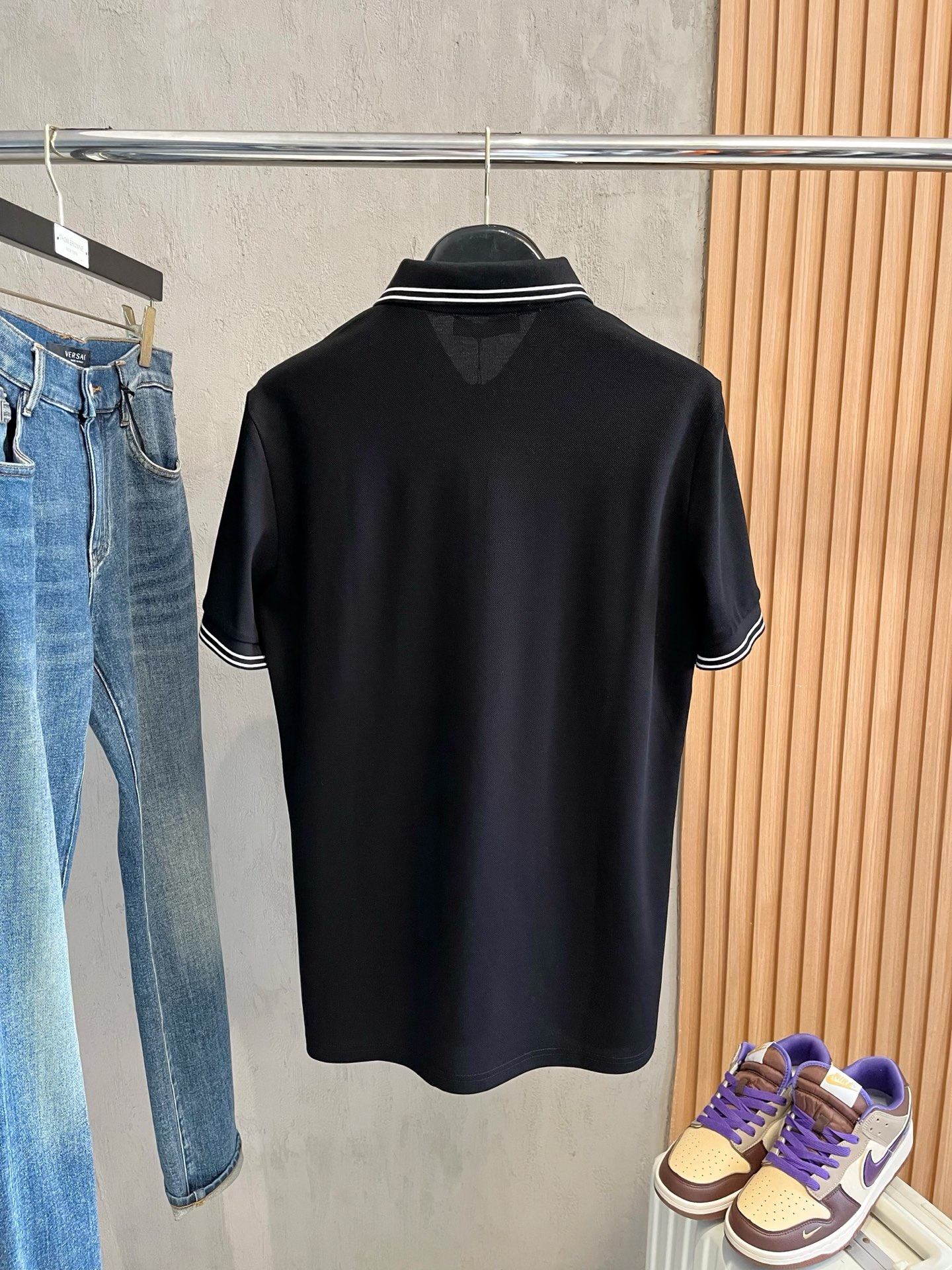    lP🆕 春夏新款男士标识短袖Polo衫，延续经典商务休闲翻领POLO恤.该款Polo衫采用丝光双面