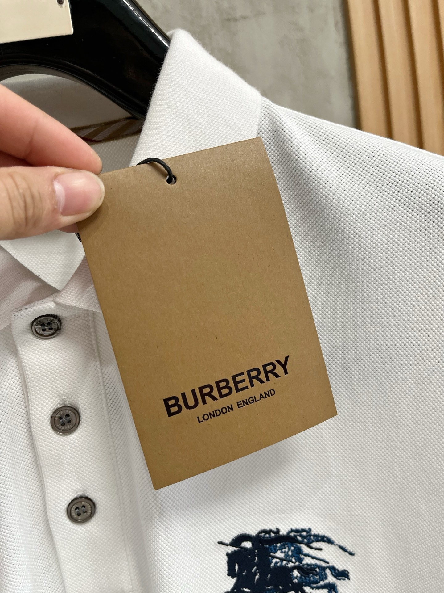    巴宝莉 2025春夏新款男士标识短袖Polo衫，延续经典商务休闲翻领POLO恤.该款Polo衫采用