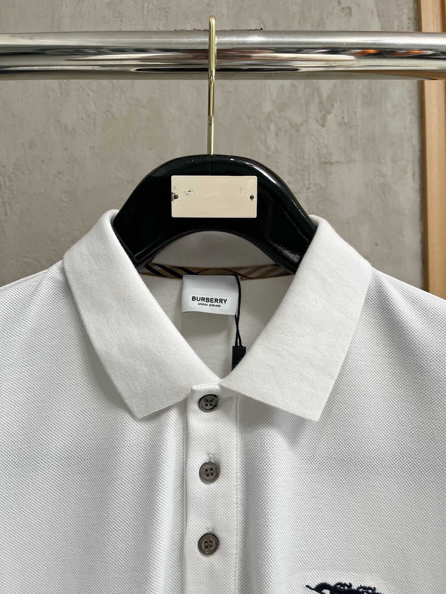    巴宝莉 2025春夏新款男士标识短袖Polo衫，延续经典商务休闲翻领POLO恤.该款Polo衫采用