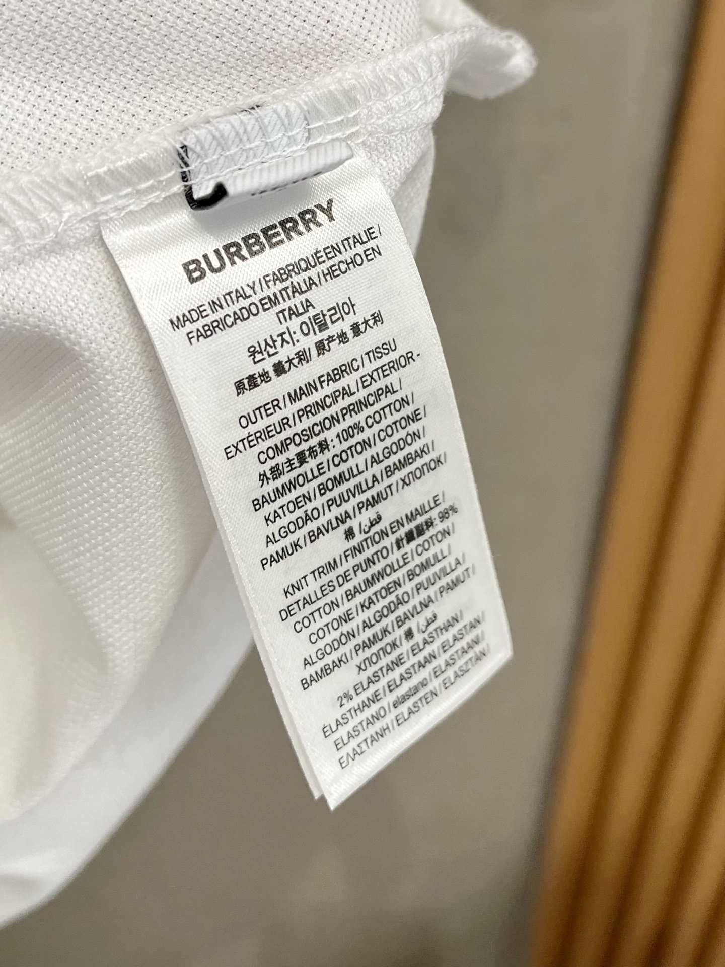    巴宝莉 2025春夏新款男士标识短袖Polo衫，延续经典商务休闲翻领POLO恤.该款Polo衫采用