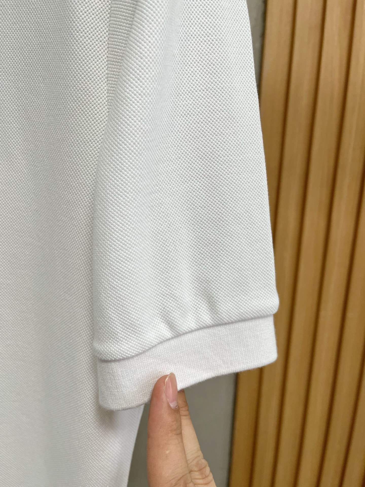    巴宝莉 2025春夏新款男士标识短袖Polo衫，延续经典商务休闲翻领POLO恤.该款Polo衫采用