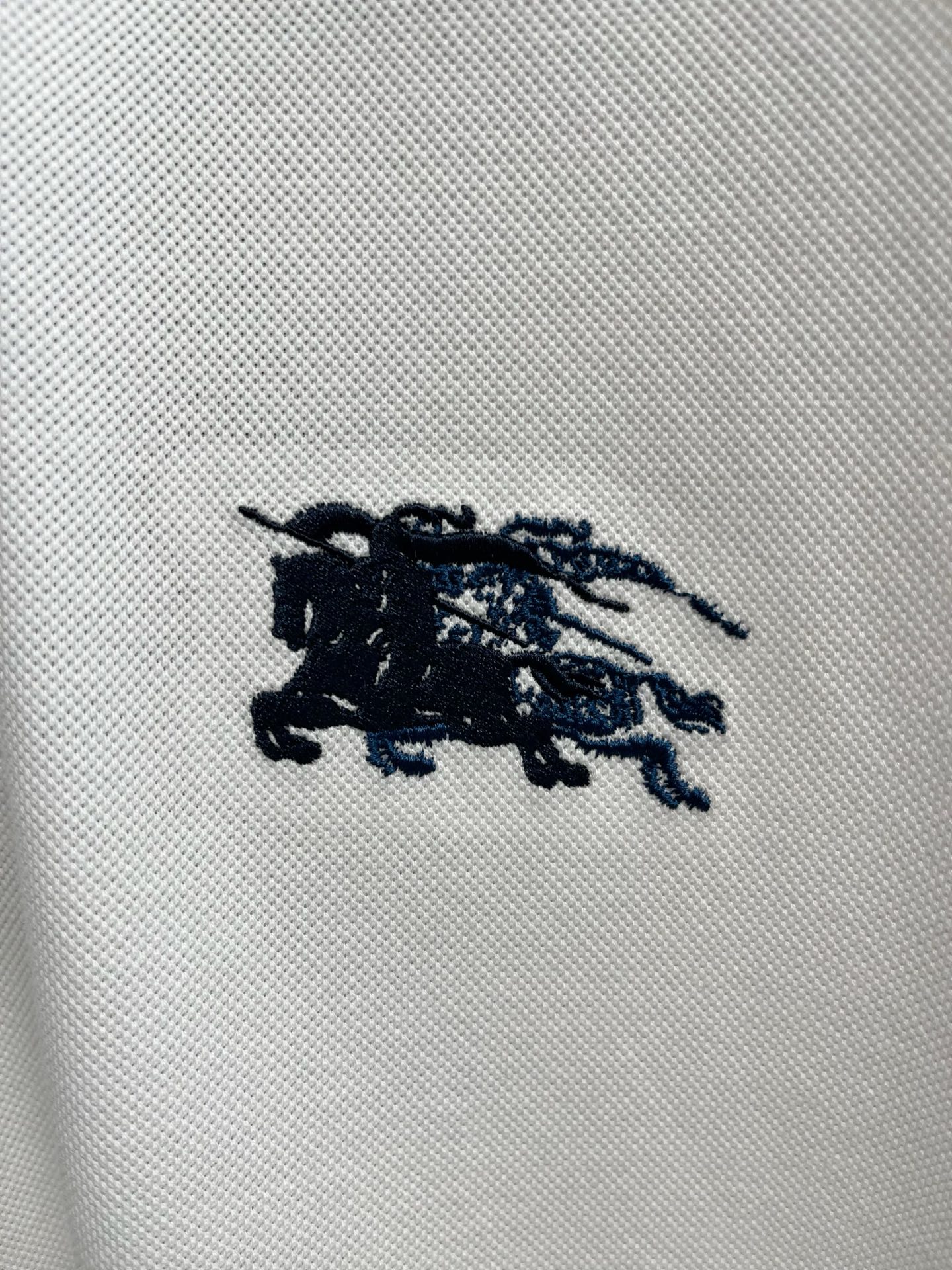    巴宝莉 2025春夏新款男士标识短袖Polo衫，延续经典商务休闲翻领POLO恤.该款Polo衫采用