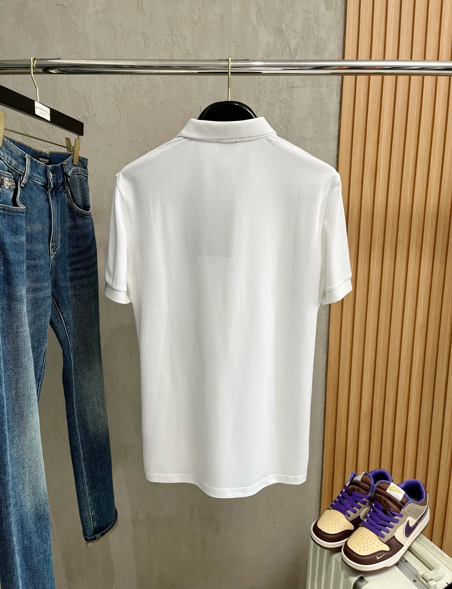    罗意威 2025春夏新款男士标识短袖Polo衫，延续经典商务休闲翻领POLO恤.该款Polo衫采用