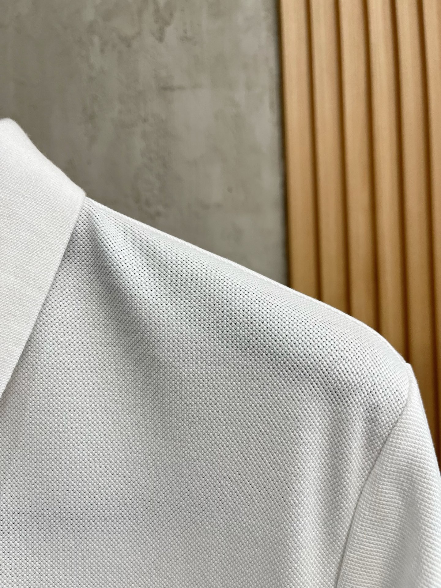    罗意威 2025春夏新款男士标识短袖Polo衫，延续经典商务休闲翻领POLO恤.该款Polo衫采用