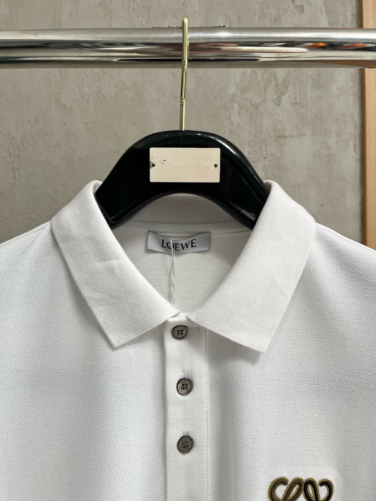    罗意威 2025春夏新款男士标识短袖Polo衫，延续经典商务休闲翻领POLO恤.该款Polo衫采用