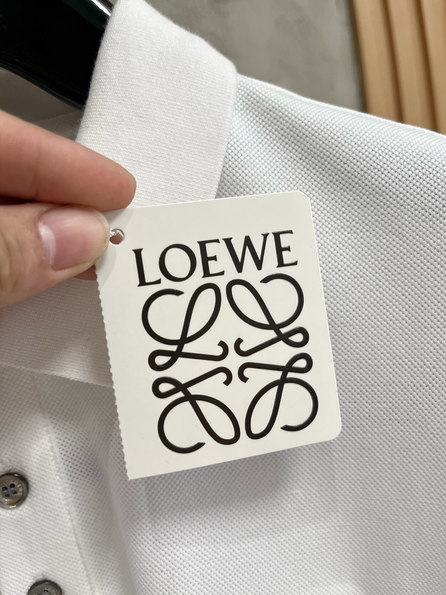    罗意威 2025春夏新款男士标识短袖Polo衫，延续经典商务休闲翻领POLO恤.该款Polo衫采用