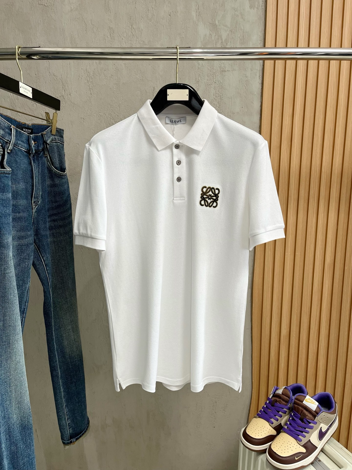    罗意威 2025春夏新款男士标识短袖Polo衫，延续经典商务休闲翻领POLO恤.该款Polo衫采用