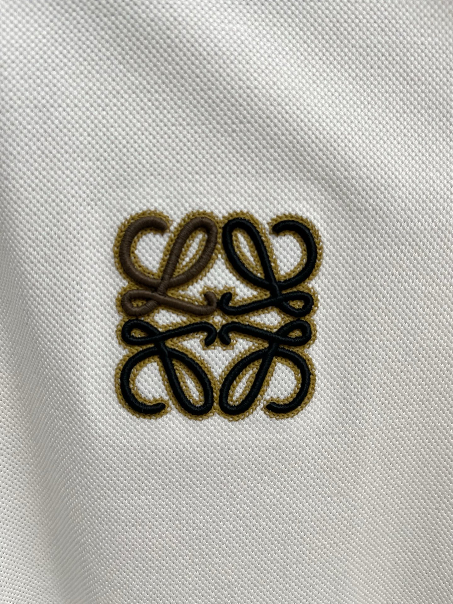    罗意威 2025春夏新款男士标识短袖Polo衫，延续经典商务休闲翻领POLO恤.该款Polo衫采用