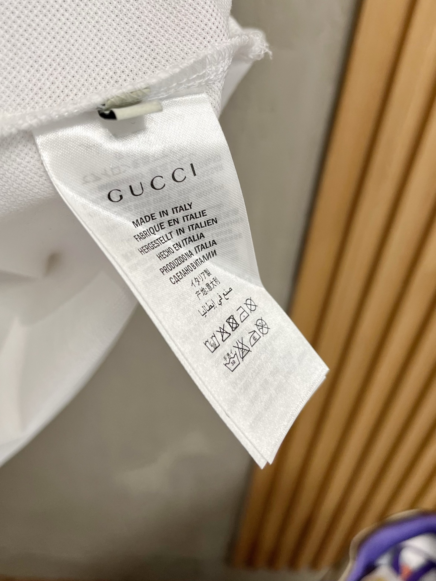    古驰 2025春夏新款男士标识短袖Polo衫，延续经典商务休闲翻领POLO恤.该款Polo衫采用丝