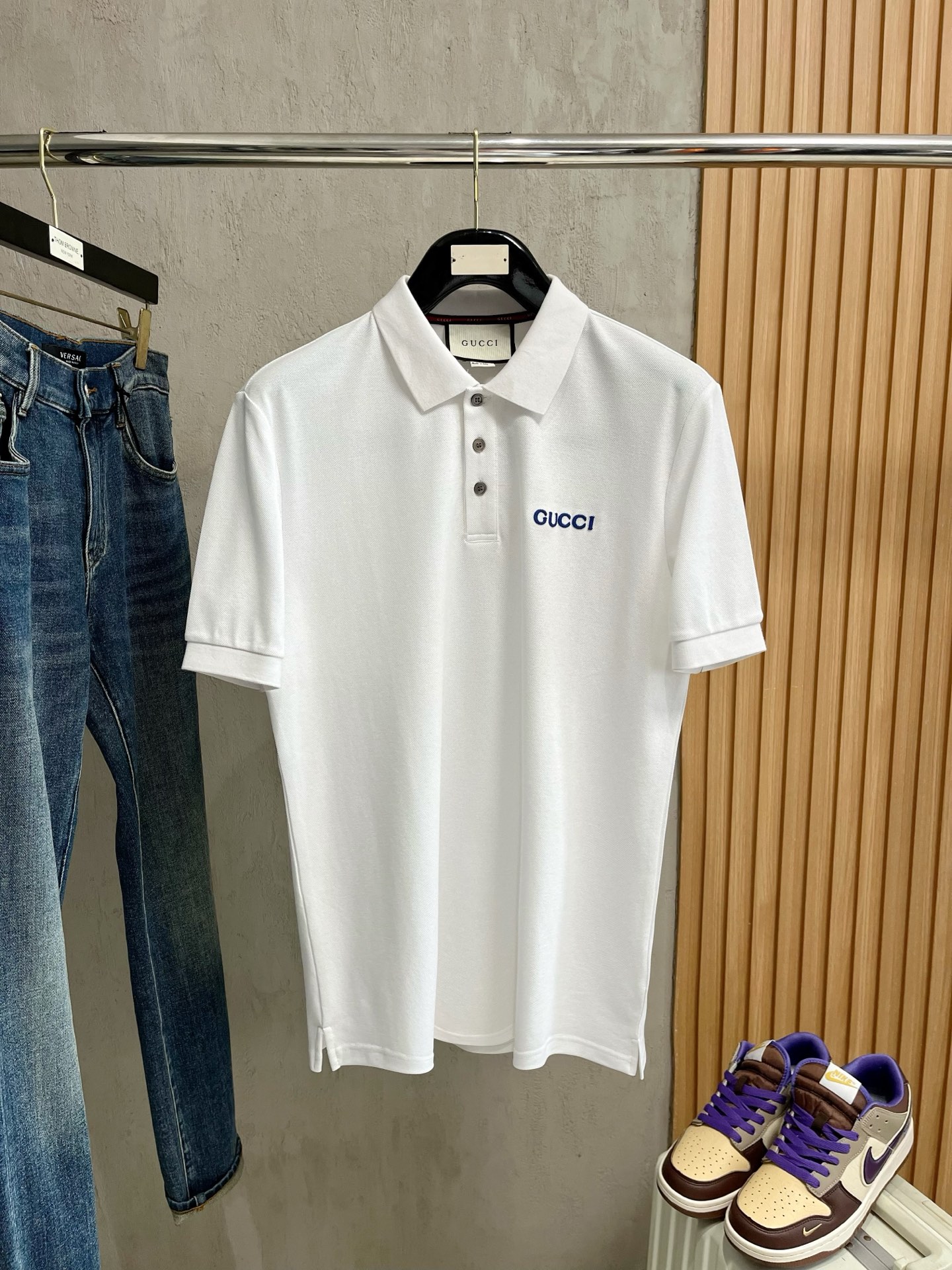    古驰 2025春夏新款男士标识短袖Polo衫，延续经典商务休闲翻领POLO恤.该款Polo衫采用丝