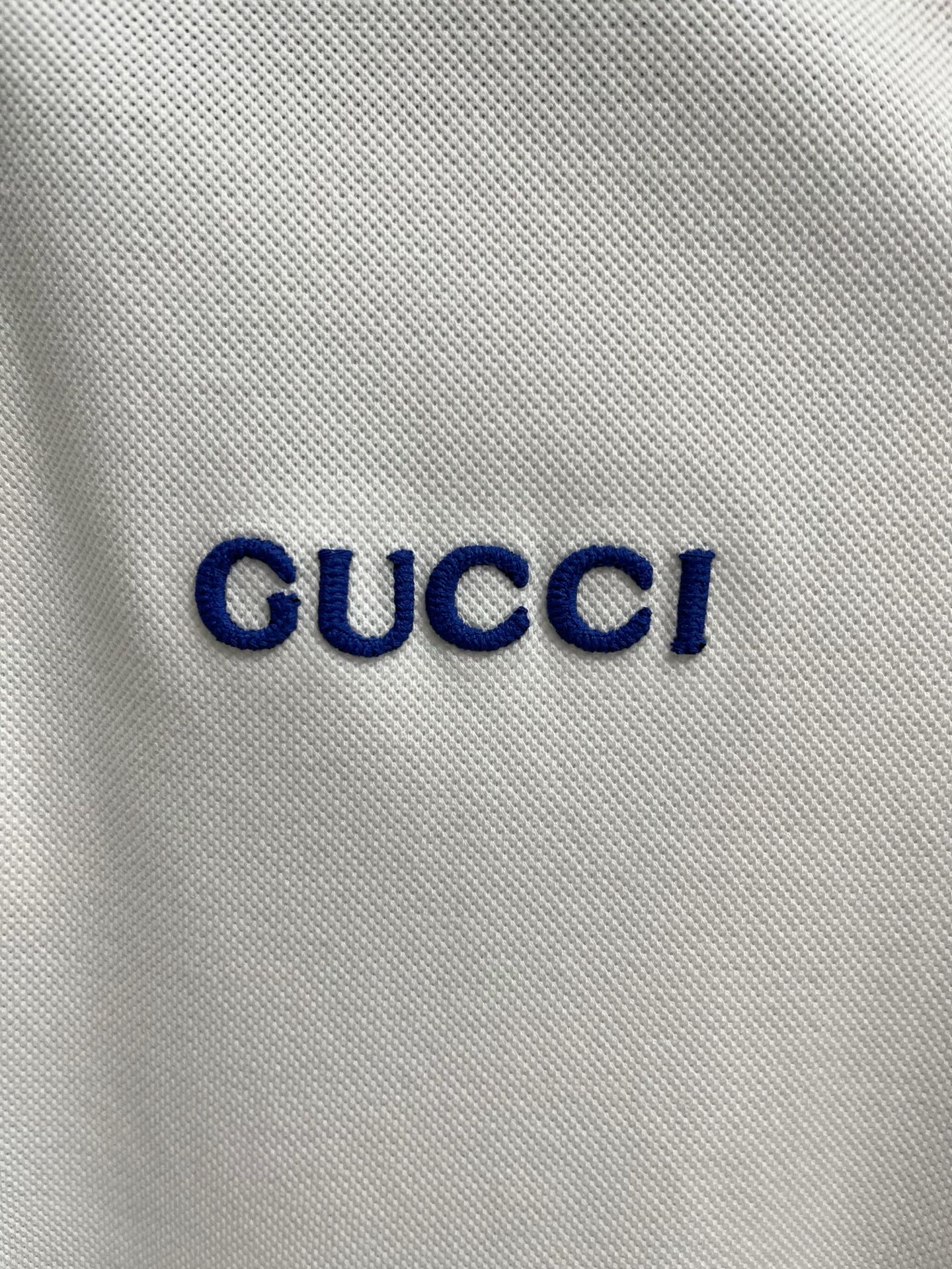    古驰 2025春夏新款男士标识短袖Polo衫，延续经典商务休闲翻领POLO恤.该款Polo衫采用丝