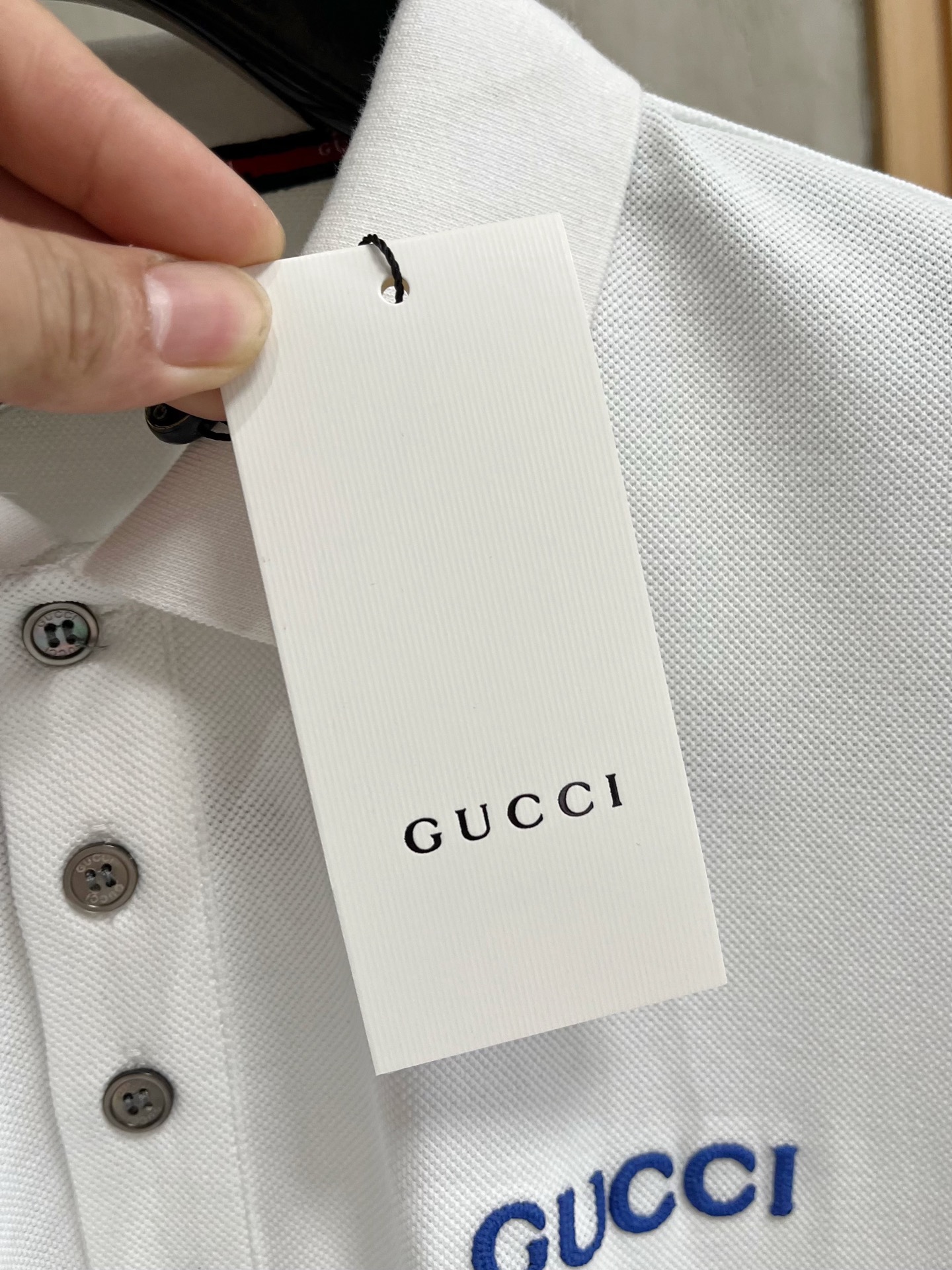    古驰 2025春夏新款男士标识短袖Polo衫，延续经典商务休闲翻领POLO恤.该款Polo衫采用丝