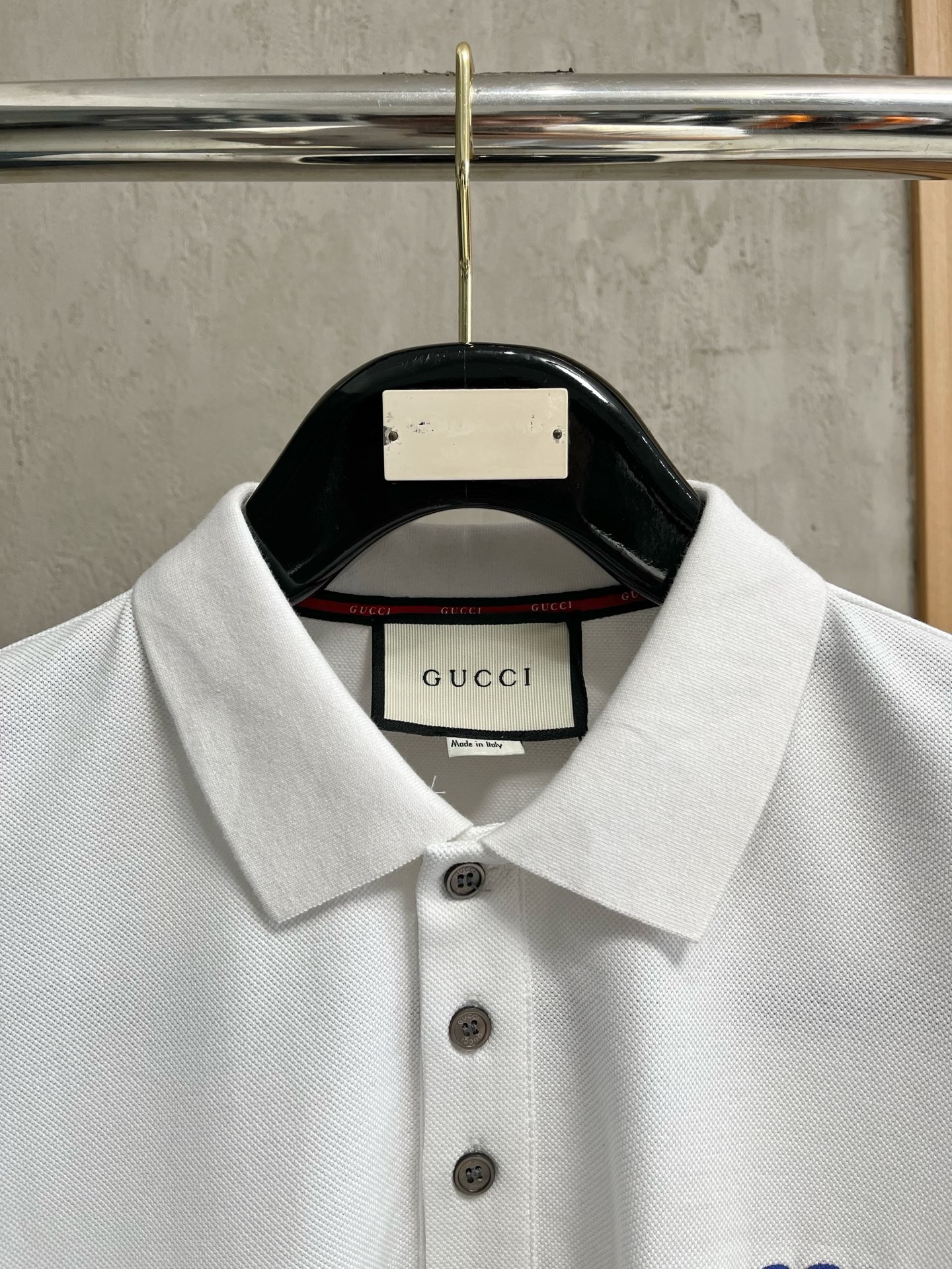    古驰 2025春夏新款男士标识短袖Polo衫，延续经典商务休闲翻领POLO恤.该款Polo衫采用丝