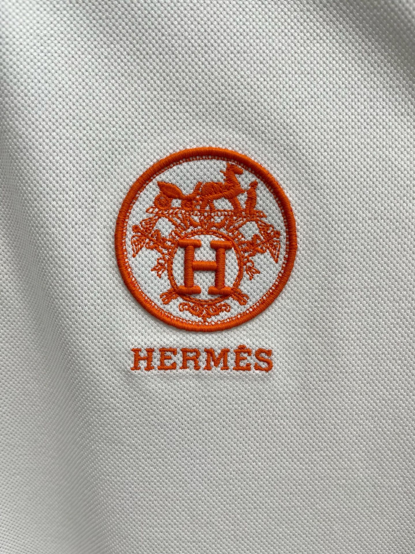    爱马仕 2025春夏新款男士标识短袖Polo衫，延续经典商务休闲翻领POLO恤.该款Polo衫采用