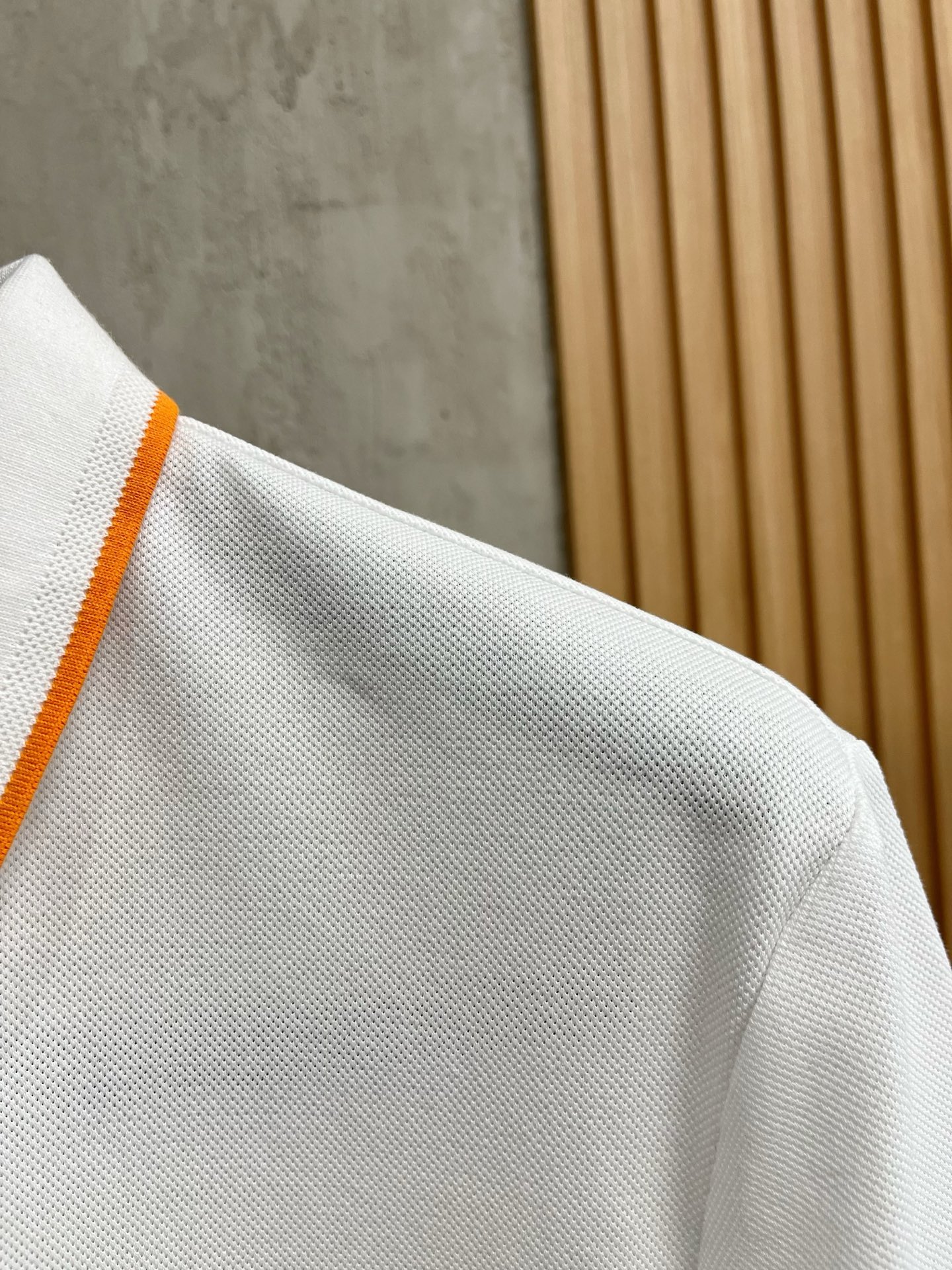    爱马仕 2025春夏新款男士标识短袖Polo衫，延续经典商务休闲翻领POLO恤.该款Polo衫采用