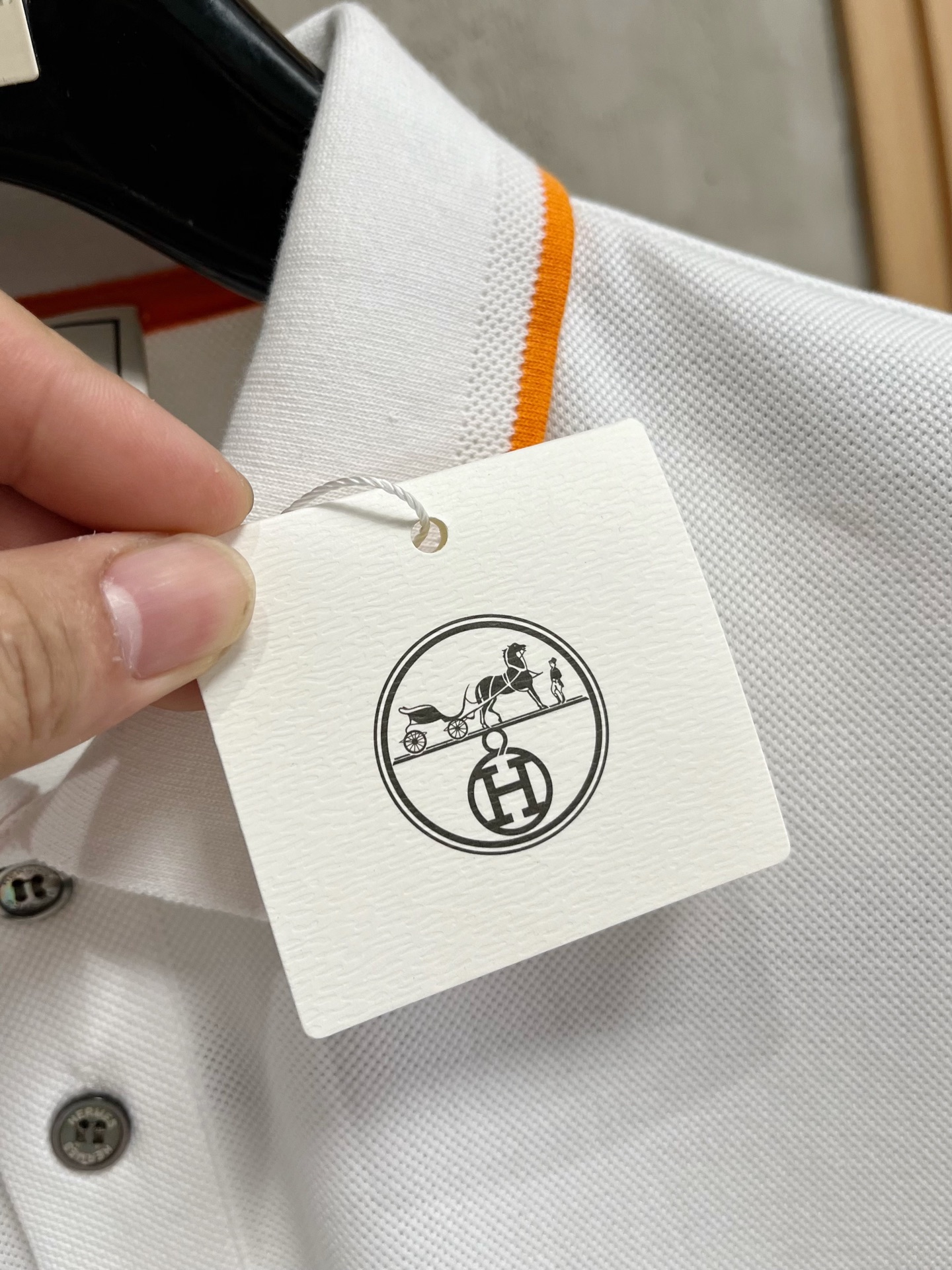    爱马仕 2025春夏新款男士标识短袖Polo衫，延续经典商务休闲翻领POLO恤.该款Polo衫采用