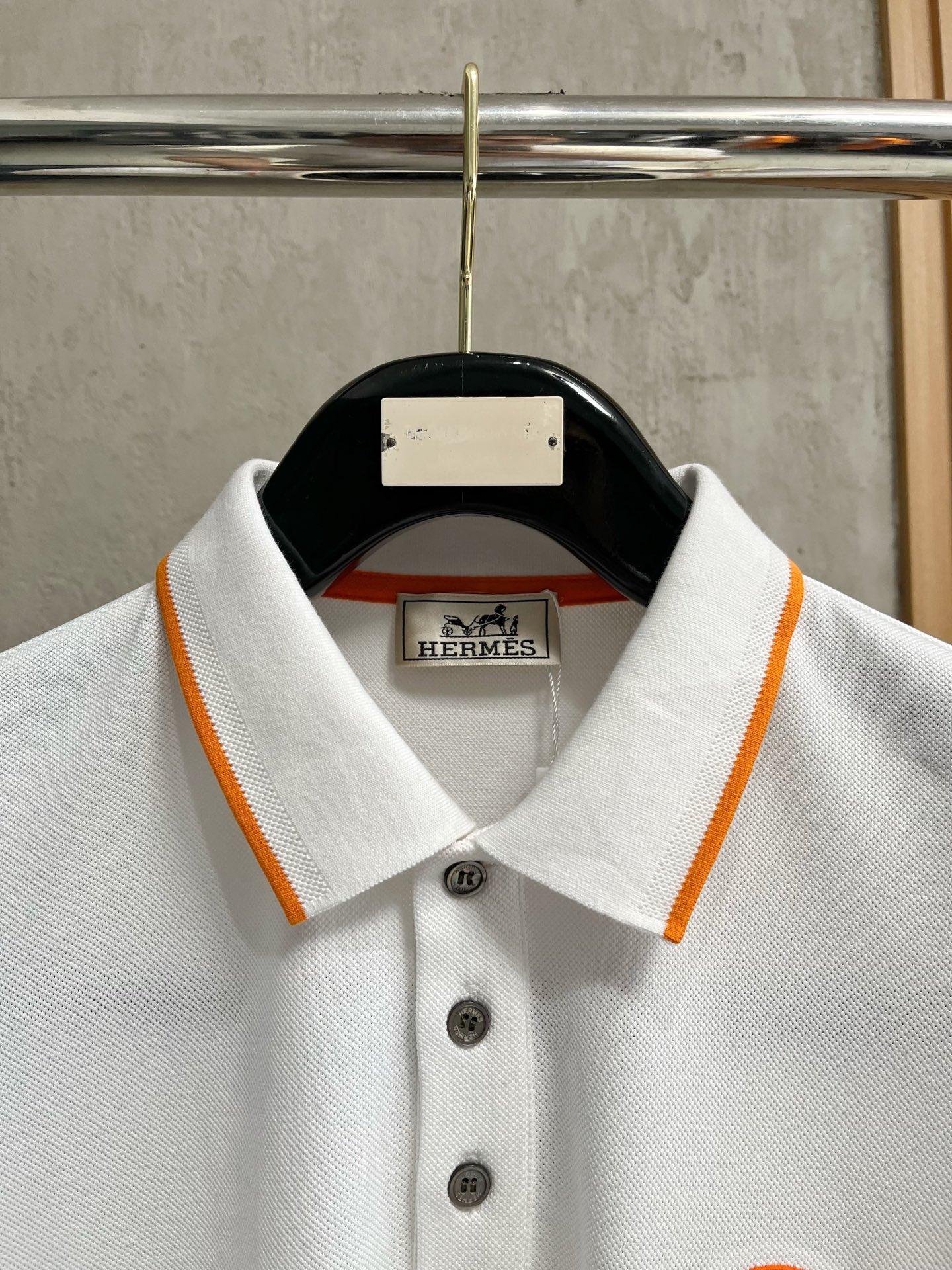    爱马仕 2025春夏新款男士标识短袖Polo衫，延续经典商务休闲翻领POLO恤.该款Polo衫采用