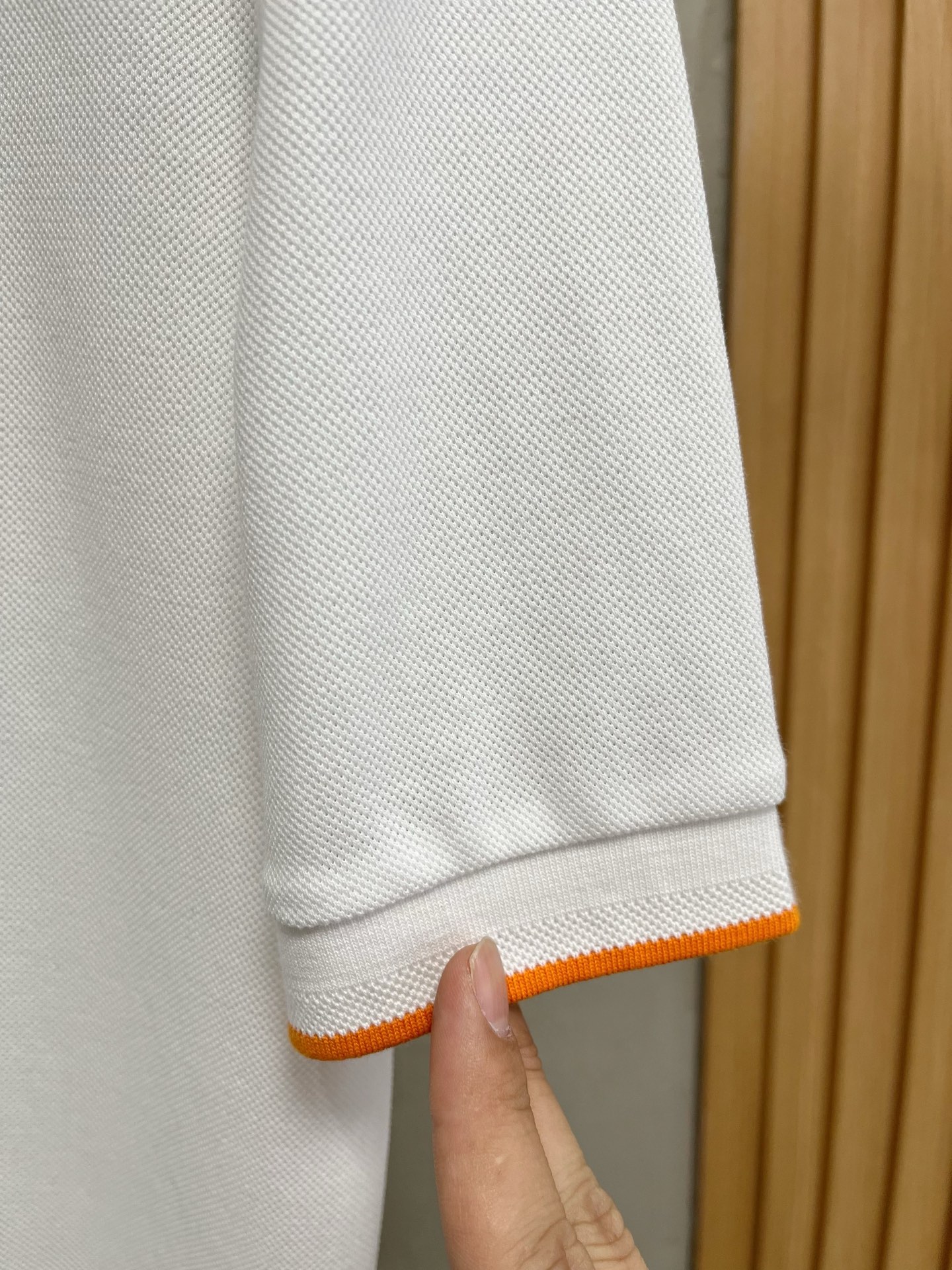    爱马仕 2025春夏新款男士标识短袖Polo衫，延续经典商务休闲翻领POLO恤.该款Polo衫采用