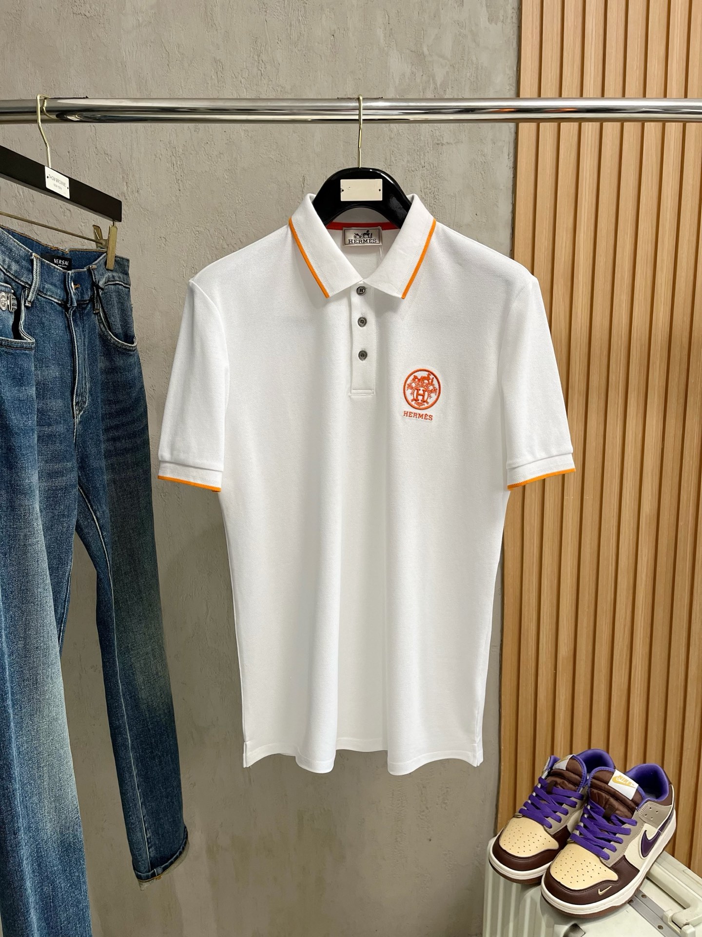    爱马仕 2025春夏新款男士标识短袖Polo衫，延续经典商务休闲翻领POLO恤.该款Polo衫采用