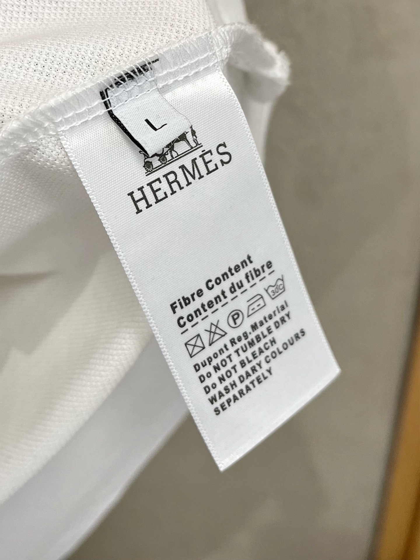    爱马仕 2025春夏新款男士标识短袖Polo衫，延续经典商务休闲翻领POLO恤.该款Polo衫采用