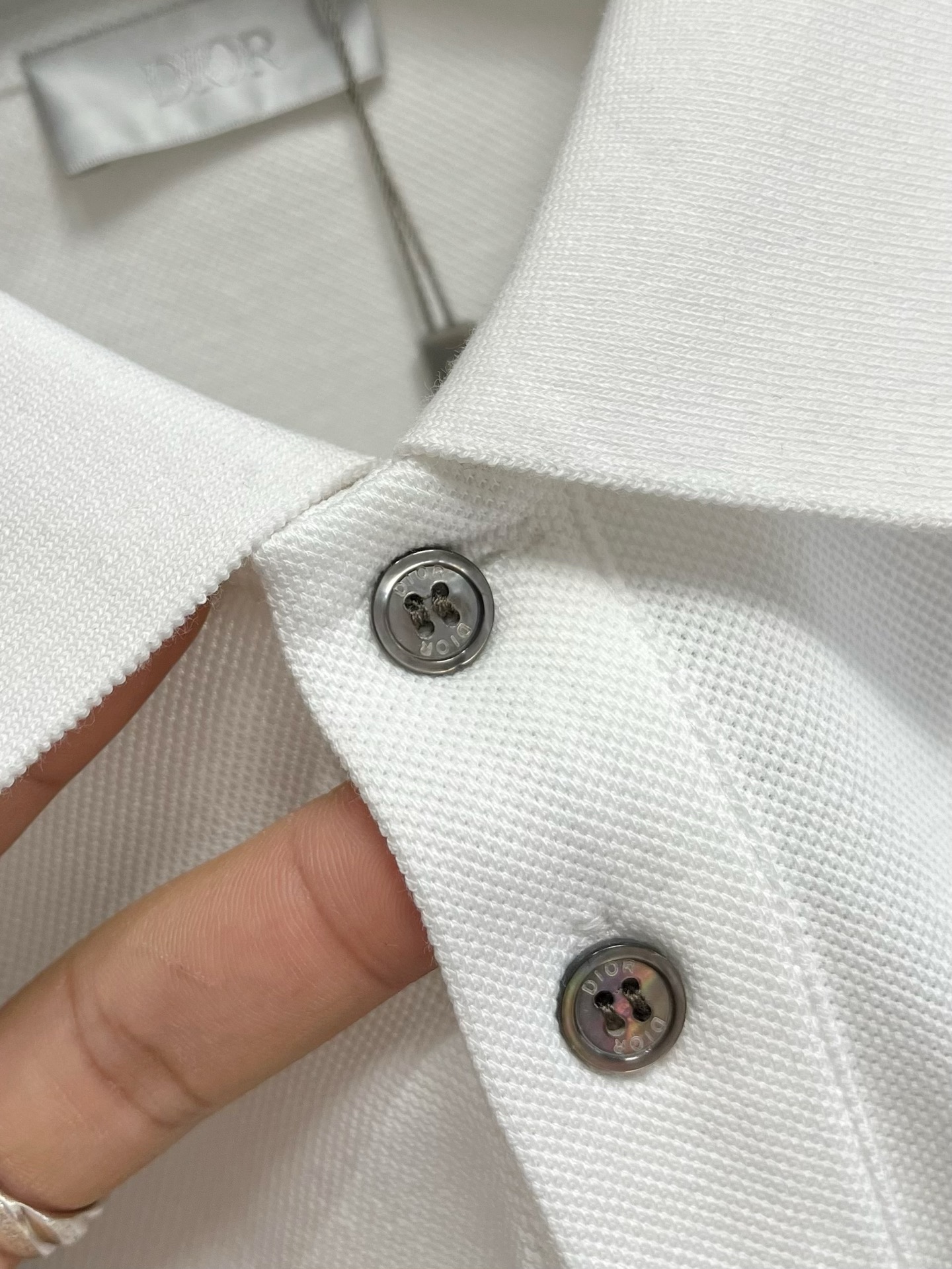    迪奥 2025春夏新款男士标识短袖Polo衫，延续经典商务休闲翻领POLO恤.该款Polo衫采用丝