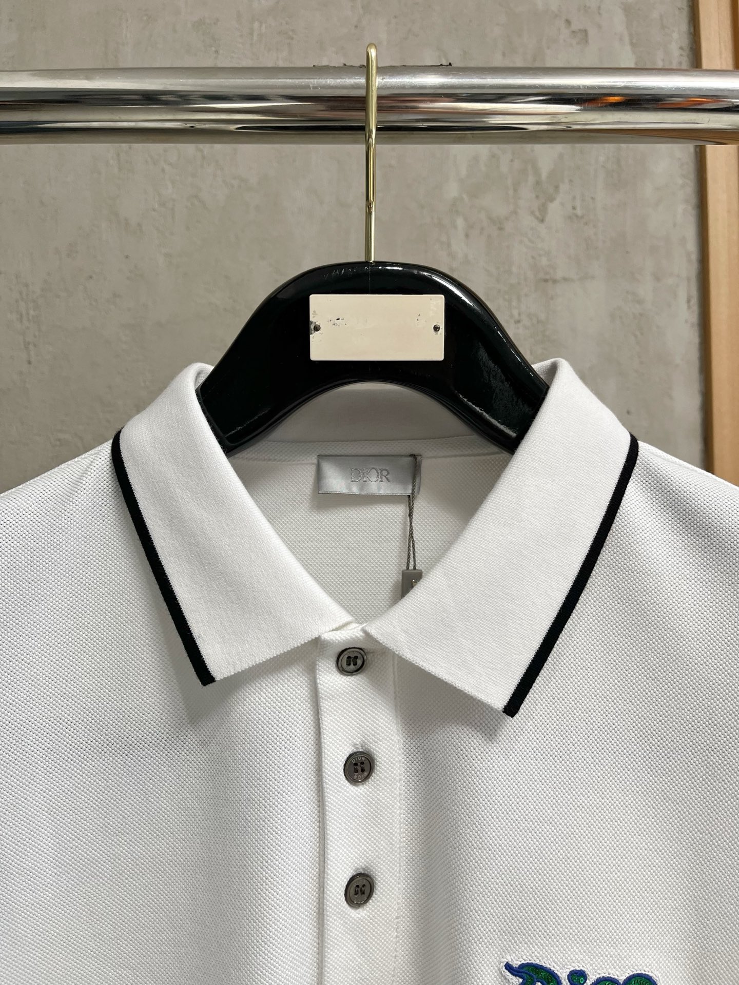    迪奥 2025春夏新款男士标识短袖Polo衫，延续经典商务休闲翻领POLO恤.该款Polo衫采用丝