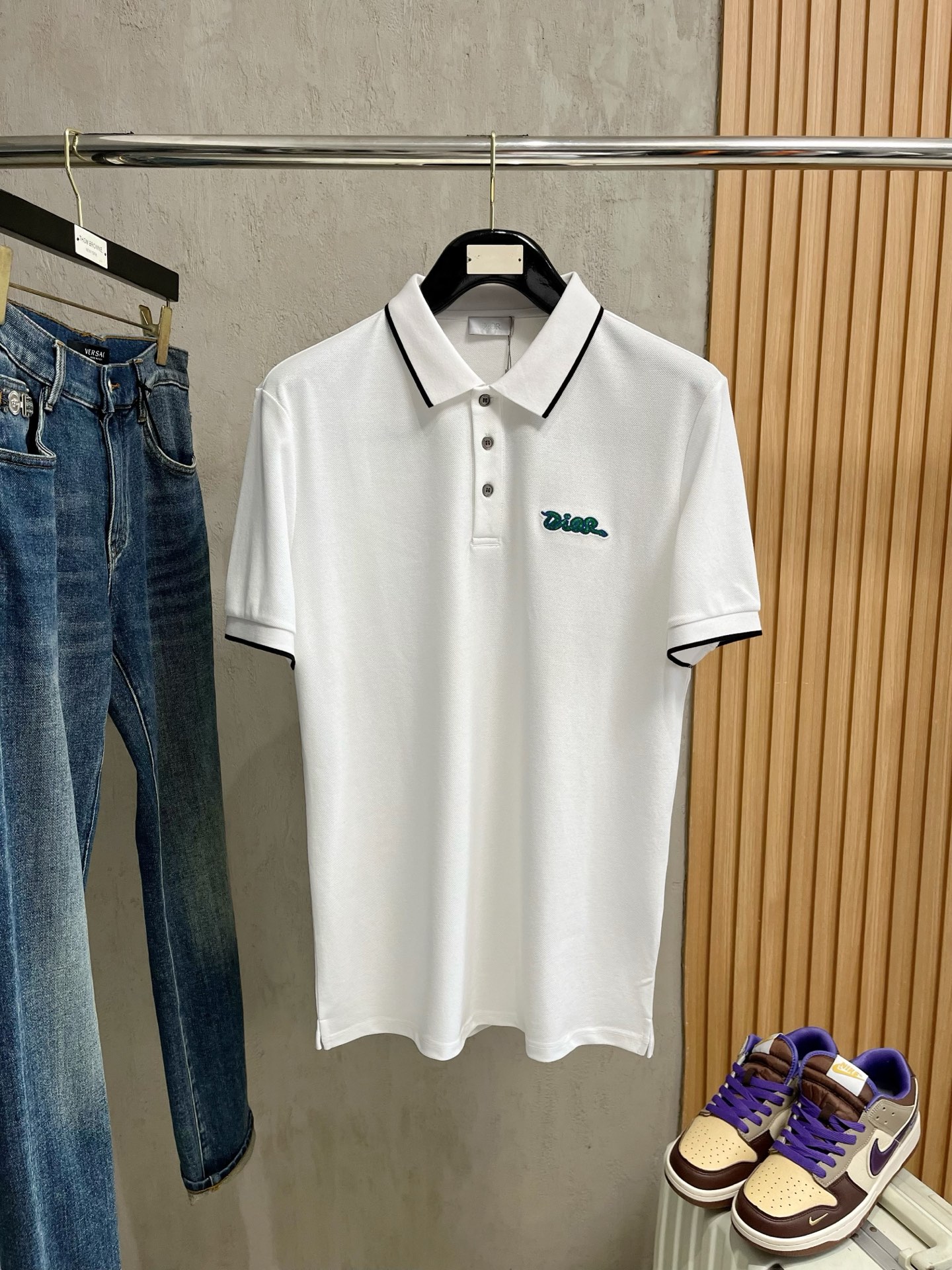    迪奥 2025春夏新款男士标识短袖Polo衫，延续经典商务休闲翻领POLO恤.该款Polo衫采用丝