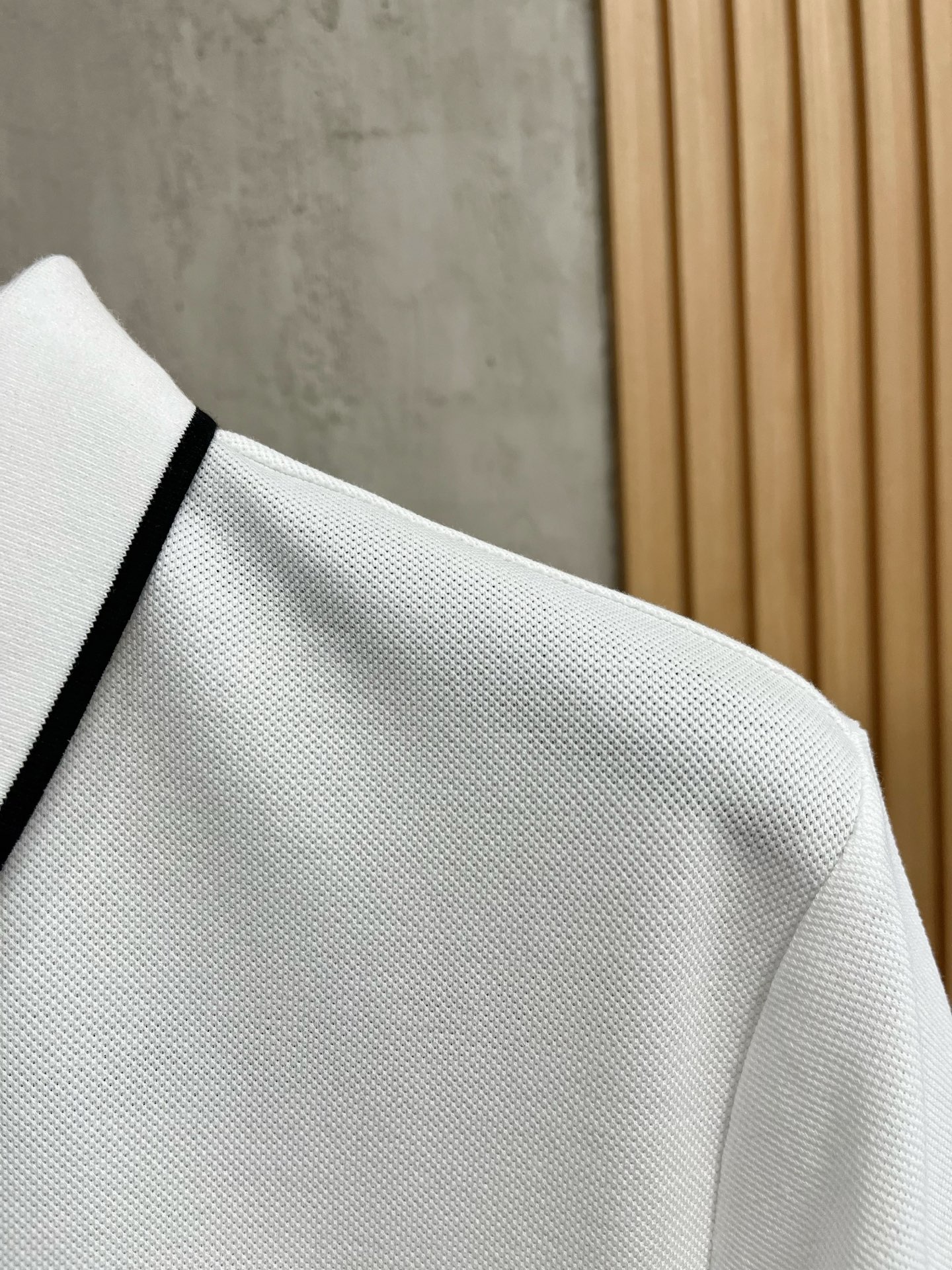    迪奥 2025春夏新款男士标识短袖Polo衫，延续经典商务休闲翻领POLO恤.该款Polo衫采用丝