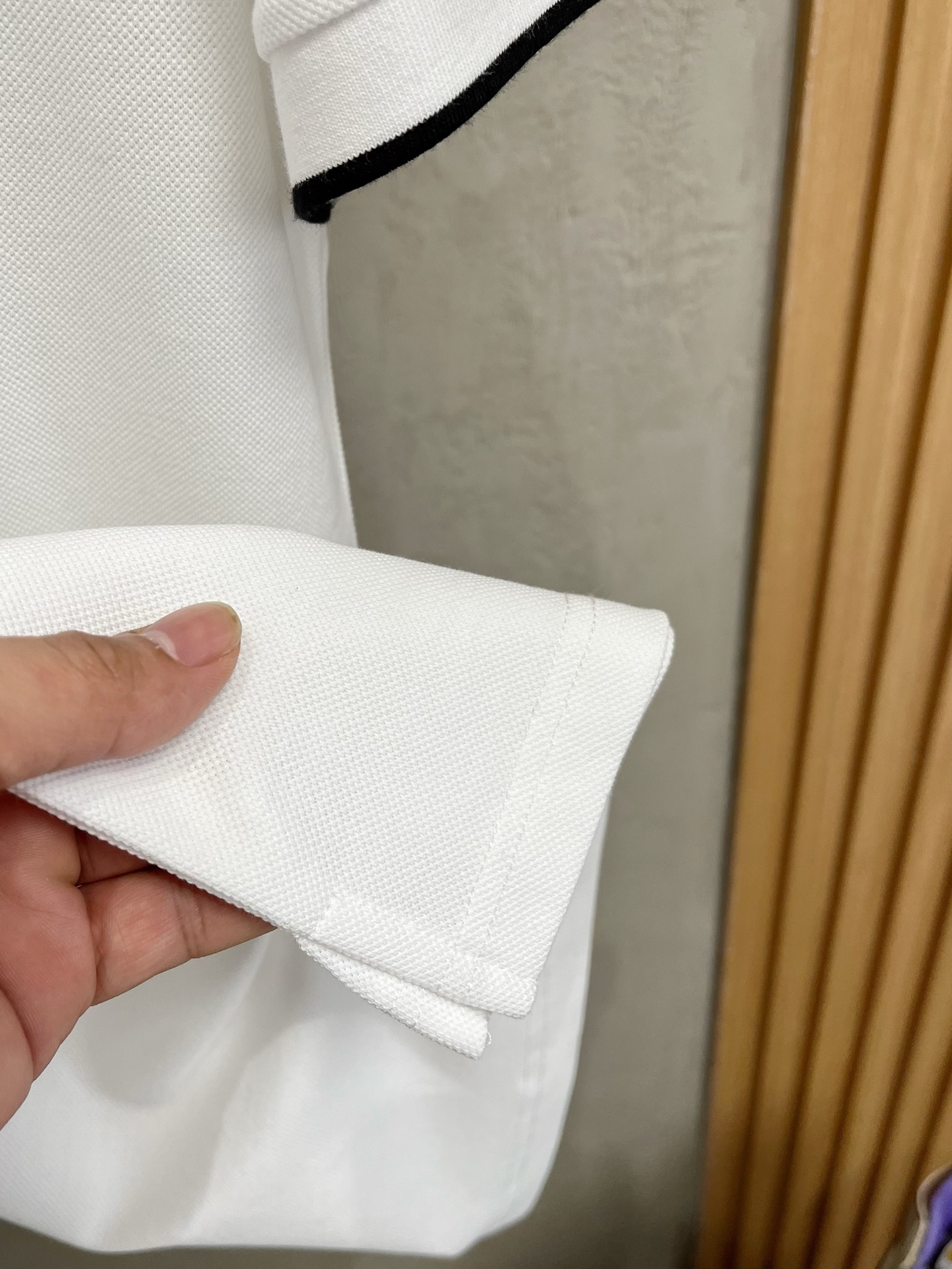    迪奥 2025春夏新款男士标识短袖Polo衫，延续经典商务休闲翻领POLO恤.该款Polo衫采用丝